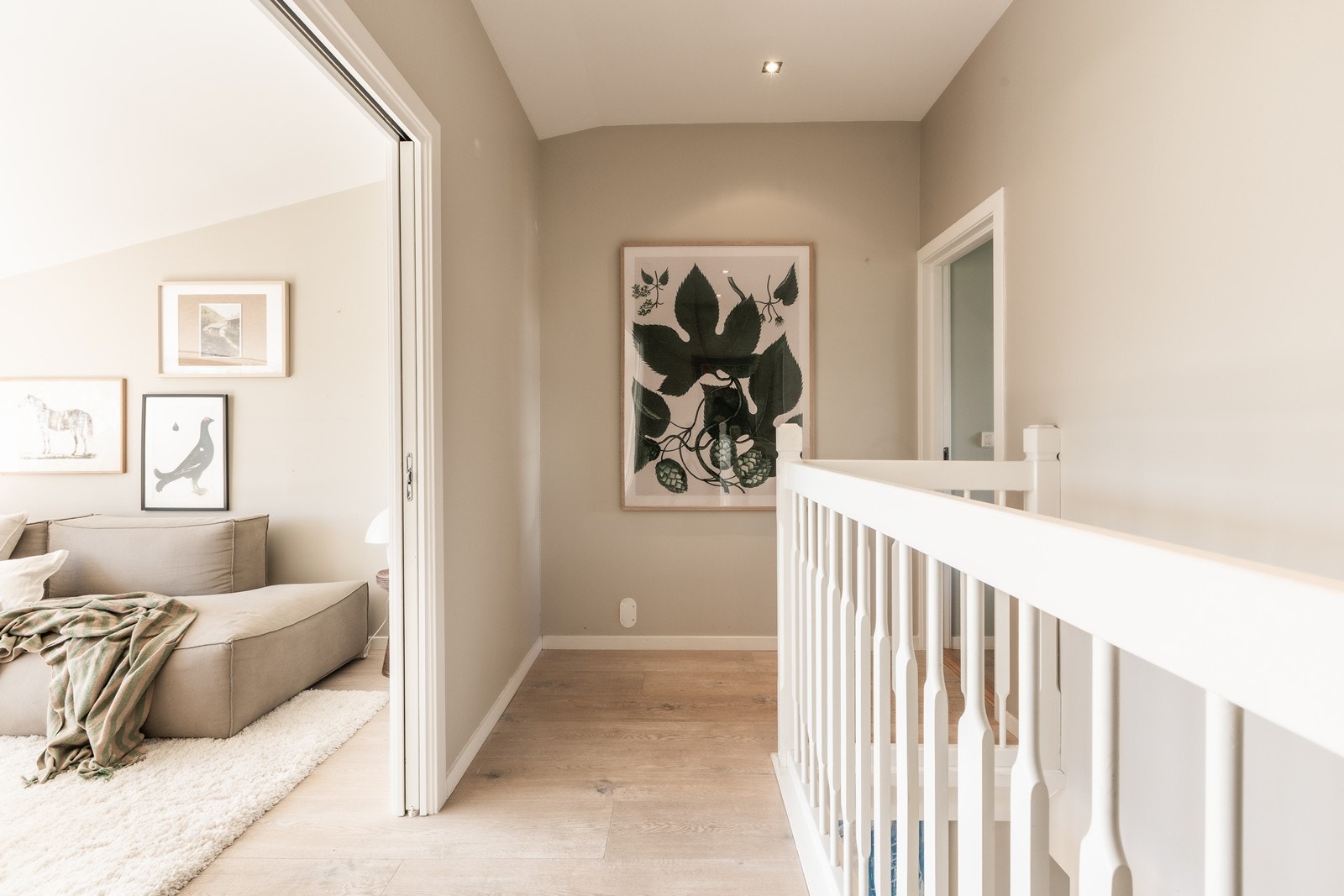 Det er doble skyvedører inn til stuen. Denne etasjen består av stue og 2 soverom. Galleribilde