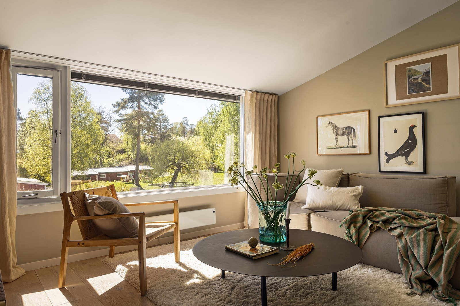 Stuen har god plass til store møbler. Skråtak i stuen gir en god romfølelse med generøs takhøyde og luftig atmosfære. Galleribilde