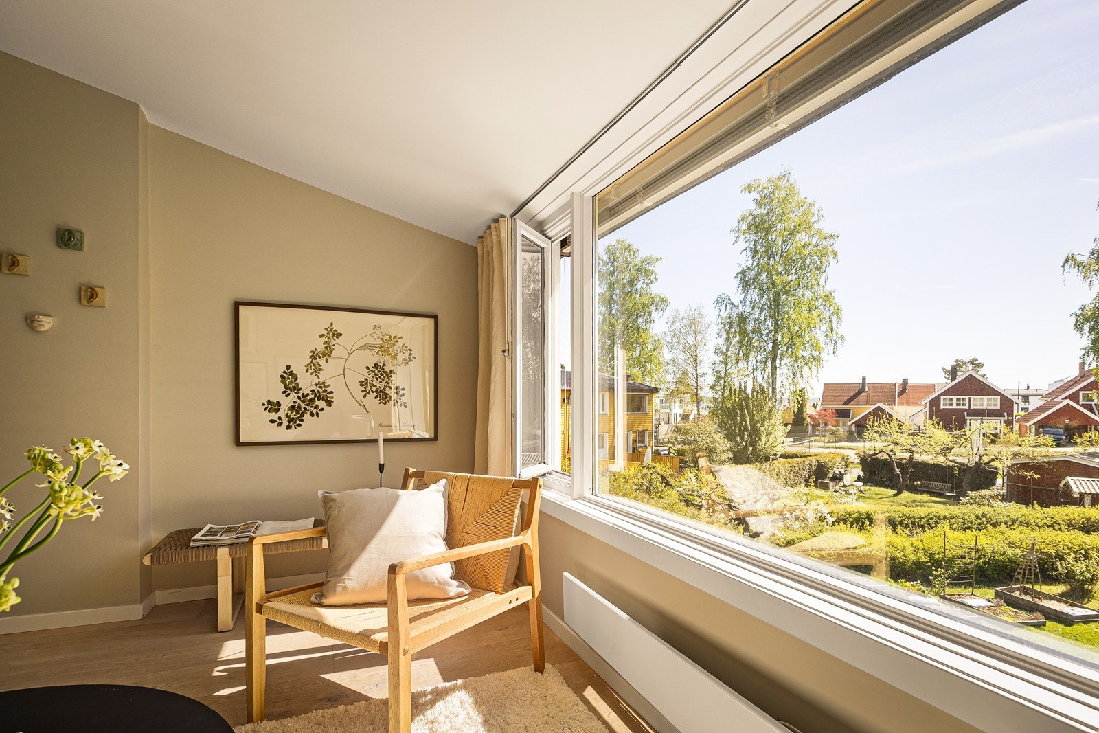 Nydelig utsikt over hagene i sameiet, store hager er sjelden vare for familieboliger i dette området. Galleribilde