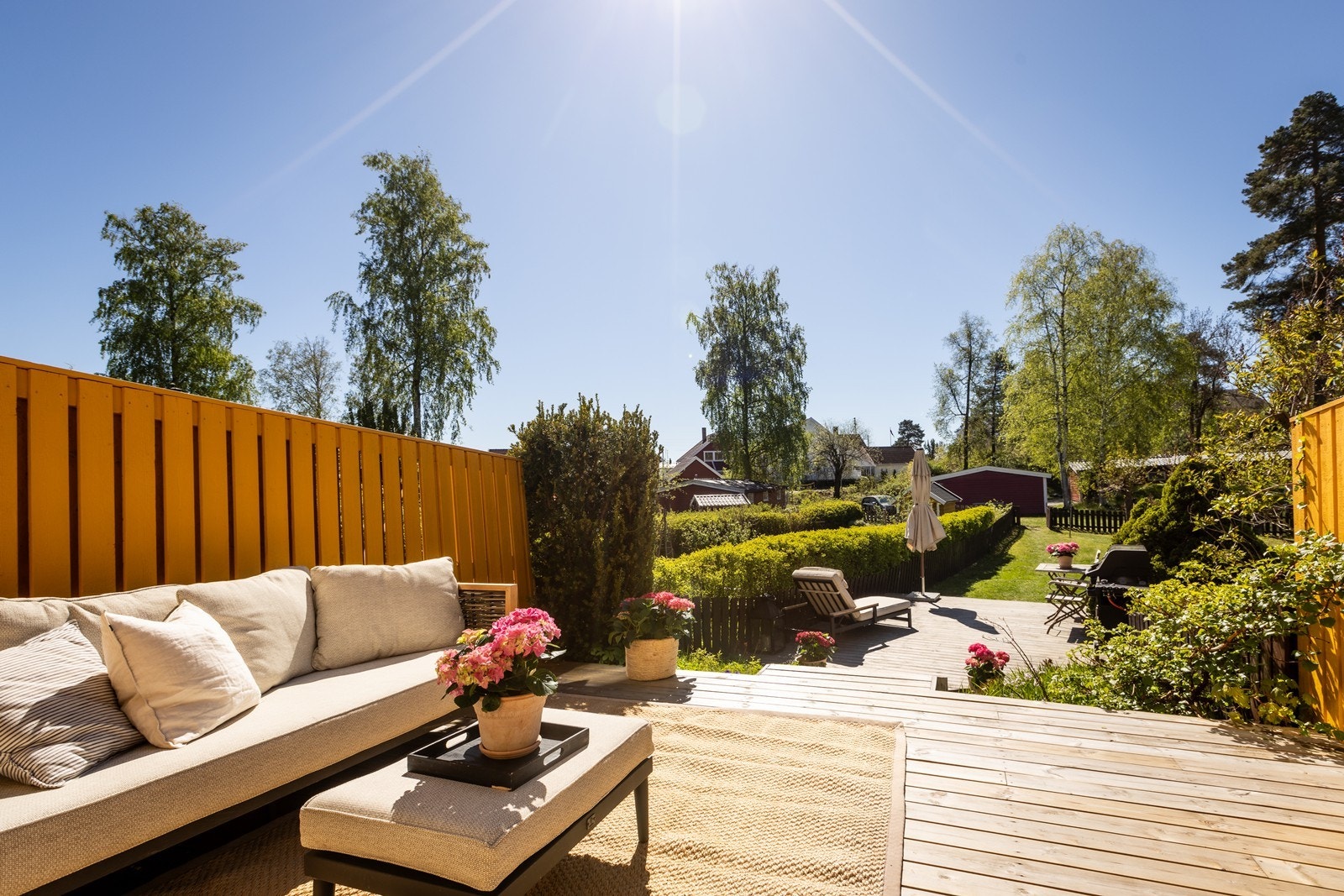 Usjenert terrasse, og likevel god oversikt til fellesarealene med blandt annet lekeplass, sandkasse, husker, volleyballnett og tennisbane. Galleribilde