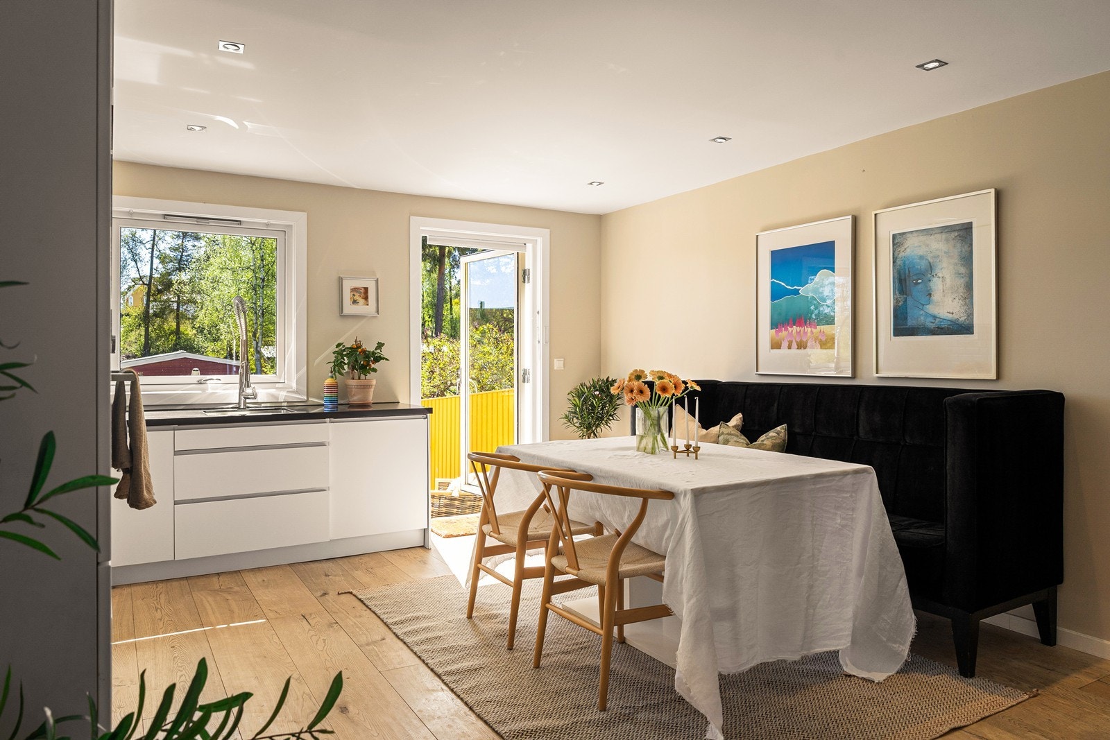 Kjøkkenet har god plass til stort spisebord og har innfelt downlights belysning. Galleribilde