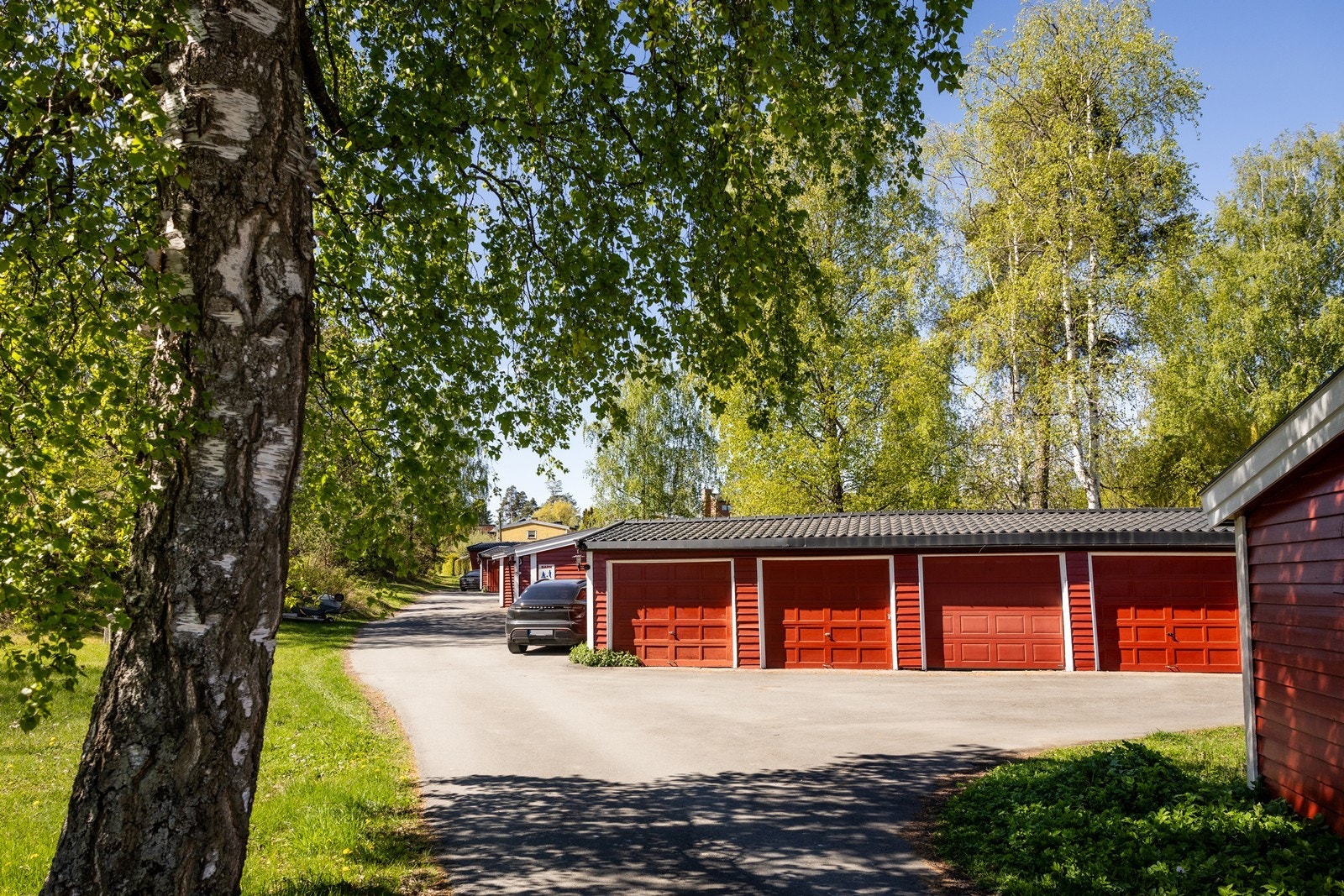 Garasjen helt til høyre på bildet (nærmest huset) tilhører boligen. Det er også mulig å trekke strøm fra boligen til denne garasjen (må graves ned). Galleribilde