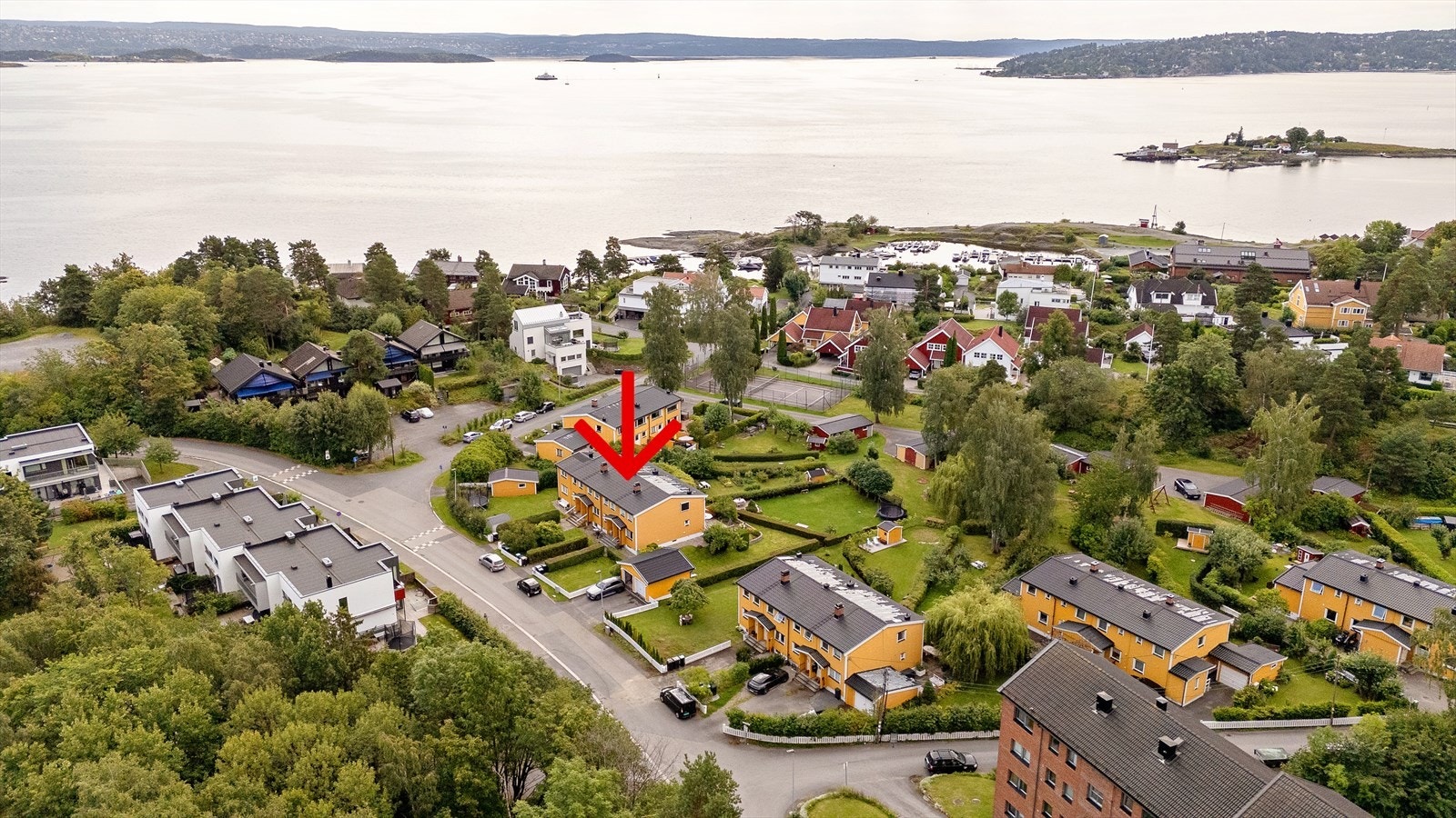Flere badestrender rett ved boligen, Rolfsbukta stranden ca 2 min gange, Halden Brygge ca 6-7 min gange og Rolfsbukta brygge ca 2 min gange. Galleribilde