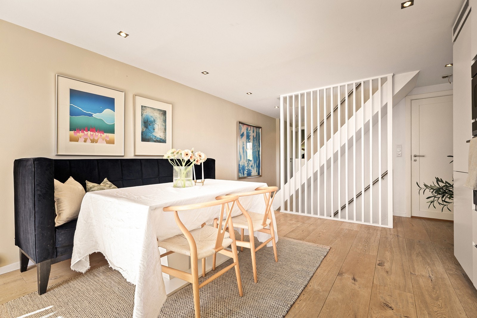Kjøkkenet har god plass og planløsningen er ideell for en travel barnefamilie. Galleribilde