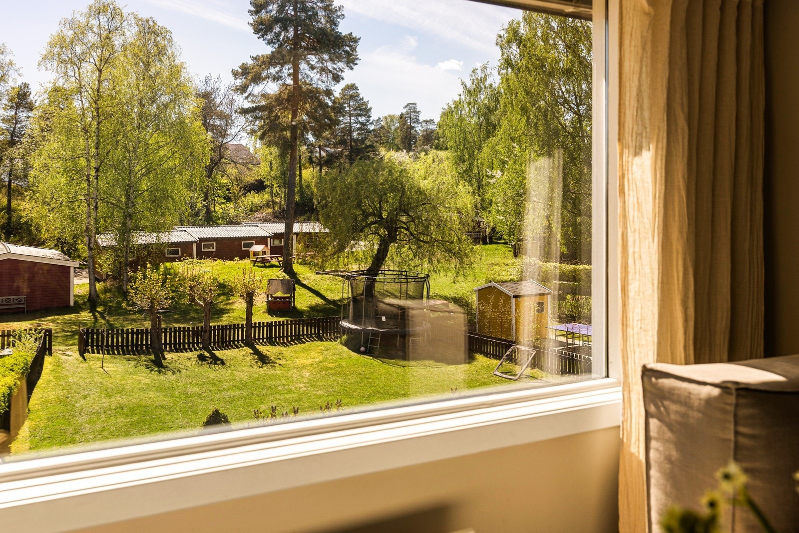 Utsikt fra stuen til de frodige fellesarealene - svært barnevennlig, rolige naboer og tett på naturen. Et paradis for alle aldre. Galleribilde