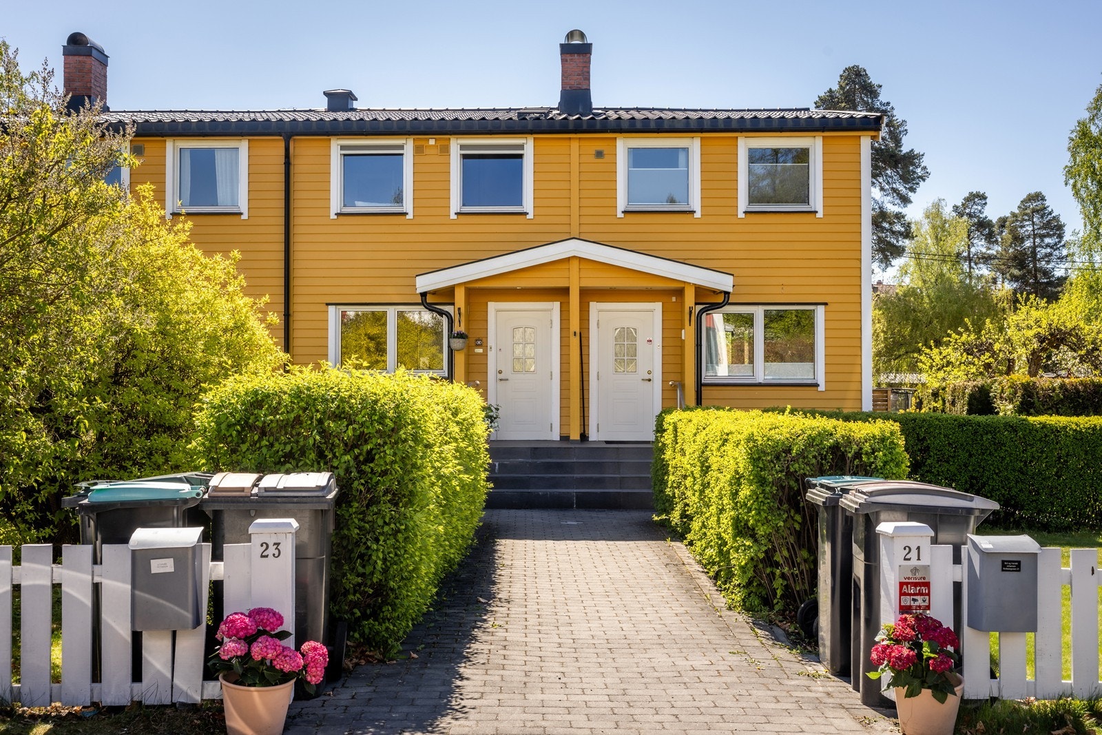 Det er ca 50 kvm som tilhører denne enheten ved adkomsten, dette inkluderer halvparten av veien med belegningsten og hageflekken som går rett ut fra endeveggen (ved takrenne) og mot stakittgjerdet. Galleribilde