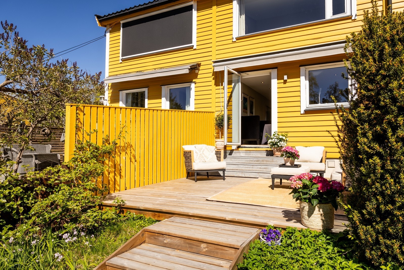Usjenert terrasse med sol hele dagen. Galleribilde