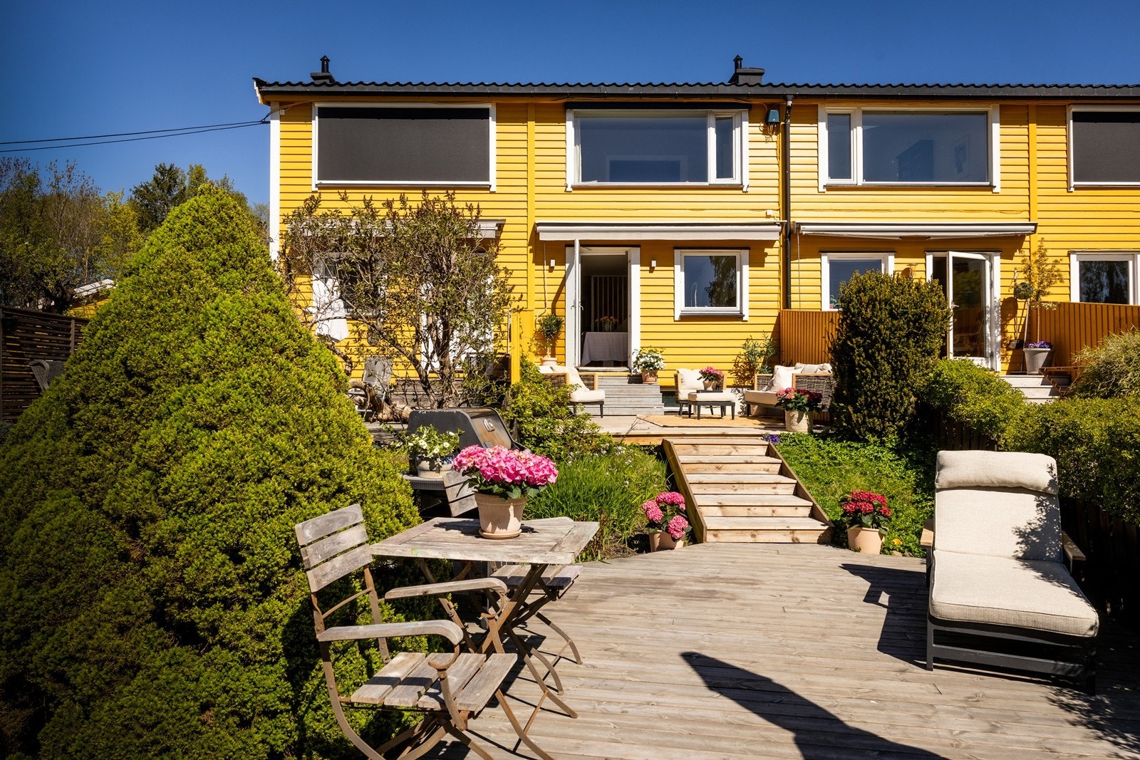 Terrassene er opparbeidet som to soner, her får man ekte hageby følelse. Hvis sommeren blir for varm, er det kun 2 min gange til nærmeste badestrand. Galleribilde