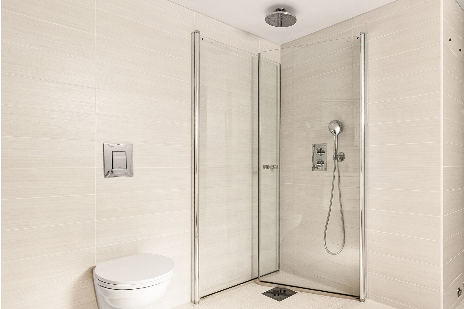 Tidløse fliser på gulv og vegger. Badet ble pusset opp rundt 2010-2012. Galleribilde