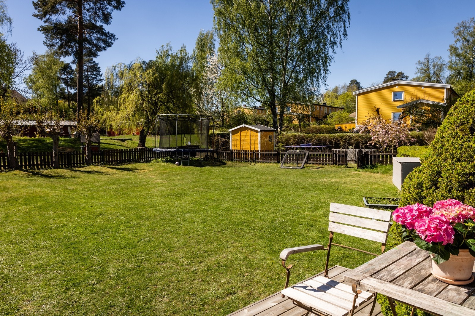 Hagen er en av de største hagene i sameiet og en meget sjelden vare for denne boligtypen på Snarøya og Fornebu. (Totalt ca 310 kvm med terrasser) Galleribilde
