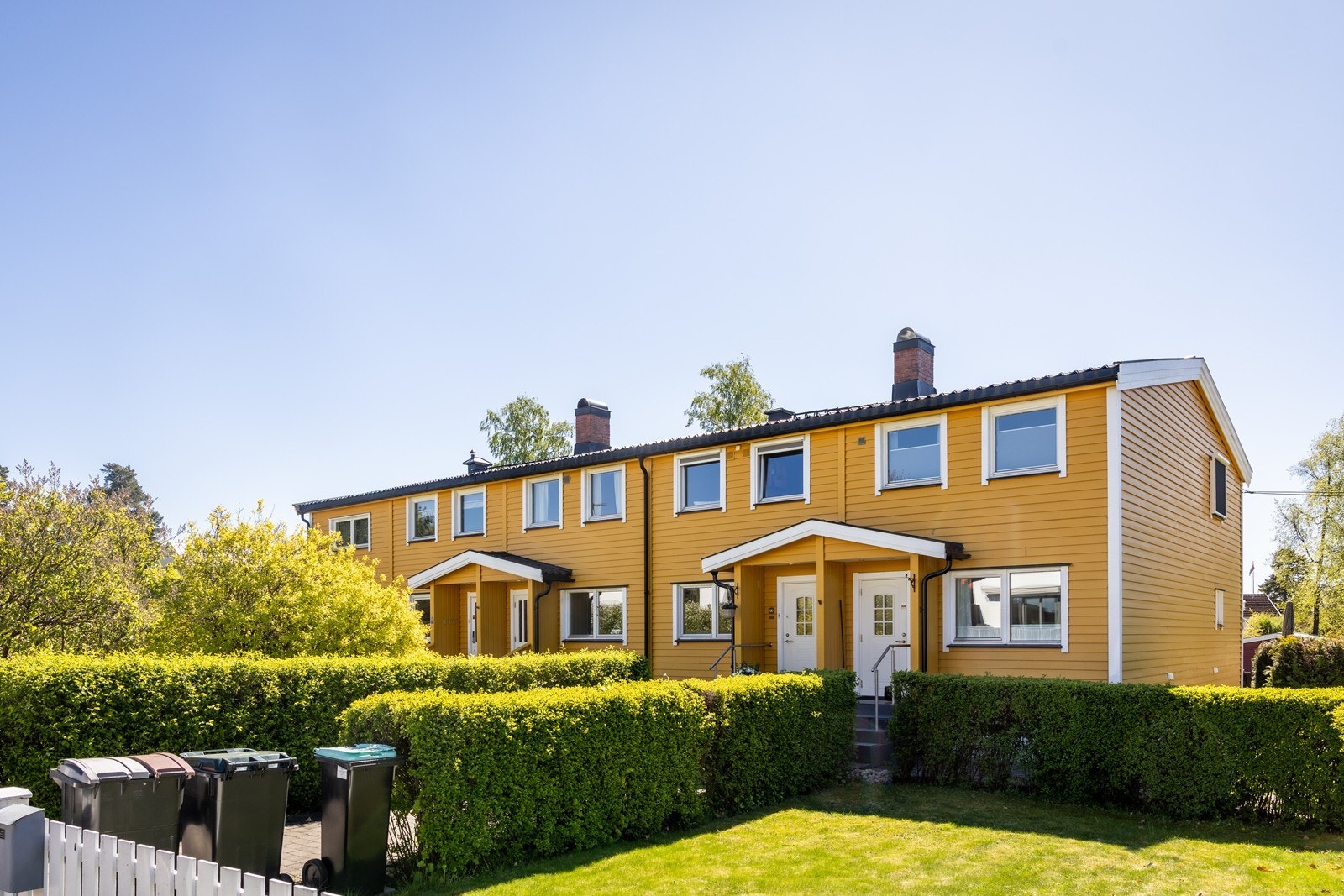 Idyllisk område med hyggelige forhager, hvite stakittgjerder og store skjermede grøntarealer og store private hager, dette finner du ikke andre steder på Snarøya/ Fornebu. Galleribilde