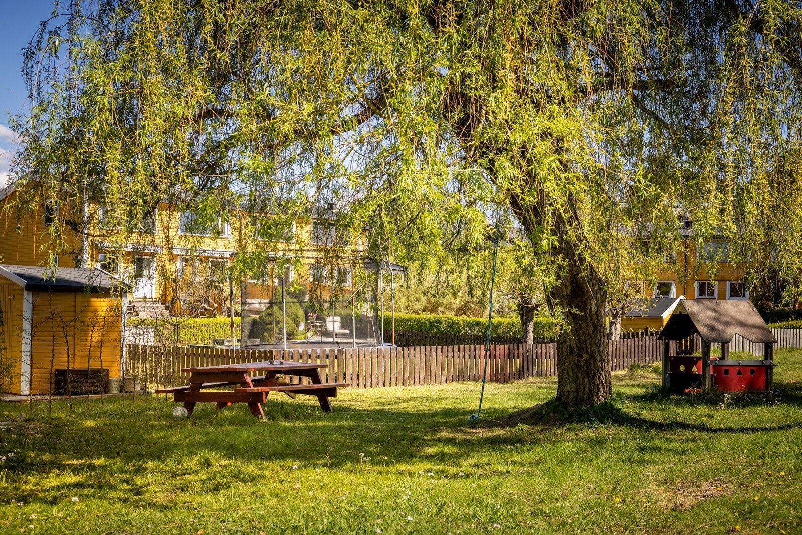 Barnas paradis, et unikt grøntområde med masse boltringsplass. sandkasse, sittebenker, husker og lekeapparater (og lekekamerater!) Galleribilde