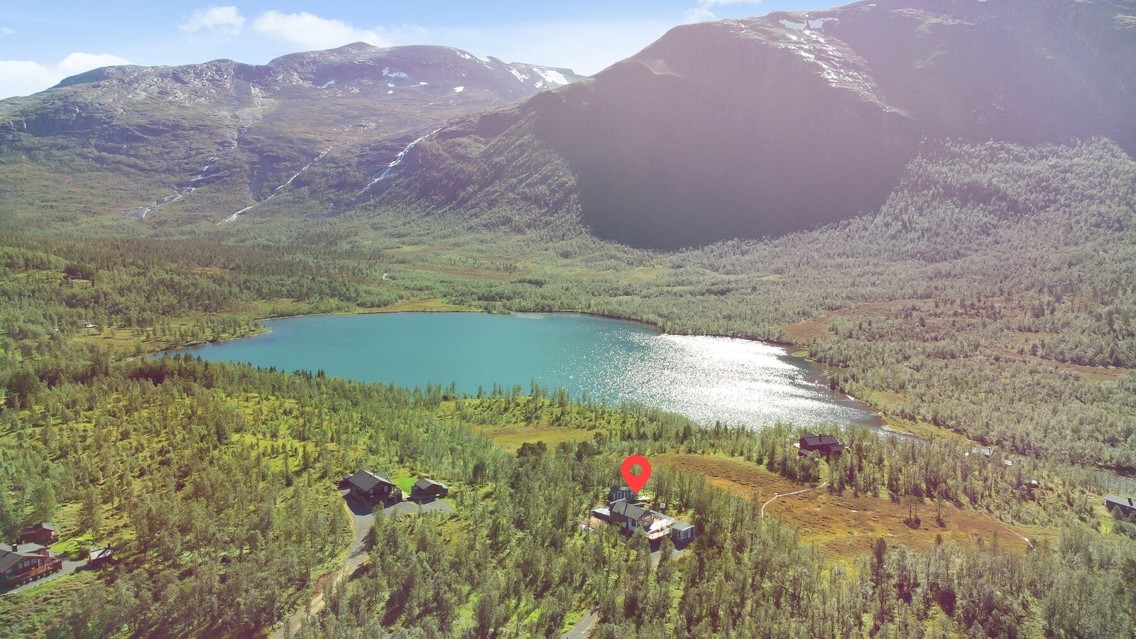 Eiendommen har en idyllisk beliggenhet med vakker utsikt og gode solforhold. Galleribilde
