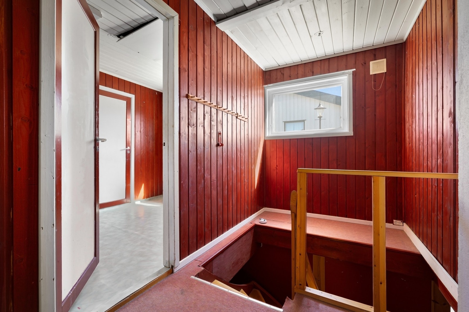 Fine lysforhold i trappeoppgang. Galleribilde