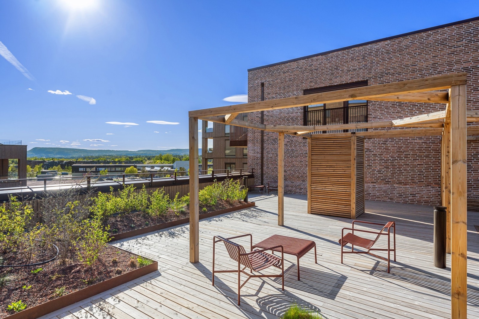 Pergola og enkelt utekjøkken tilrettelegger for utehygge for beboere Galleribilde