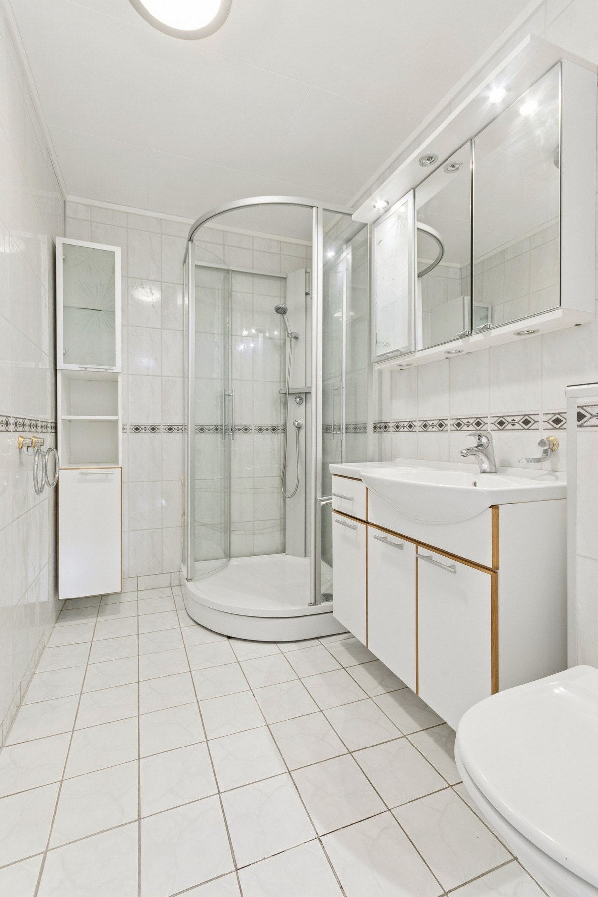 Badet ble oppgradert i 2014 og har flislagt gulv, baderomsplater på veggene og himlingsplater i taket. Galleribilde