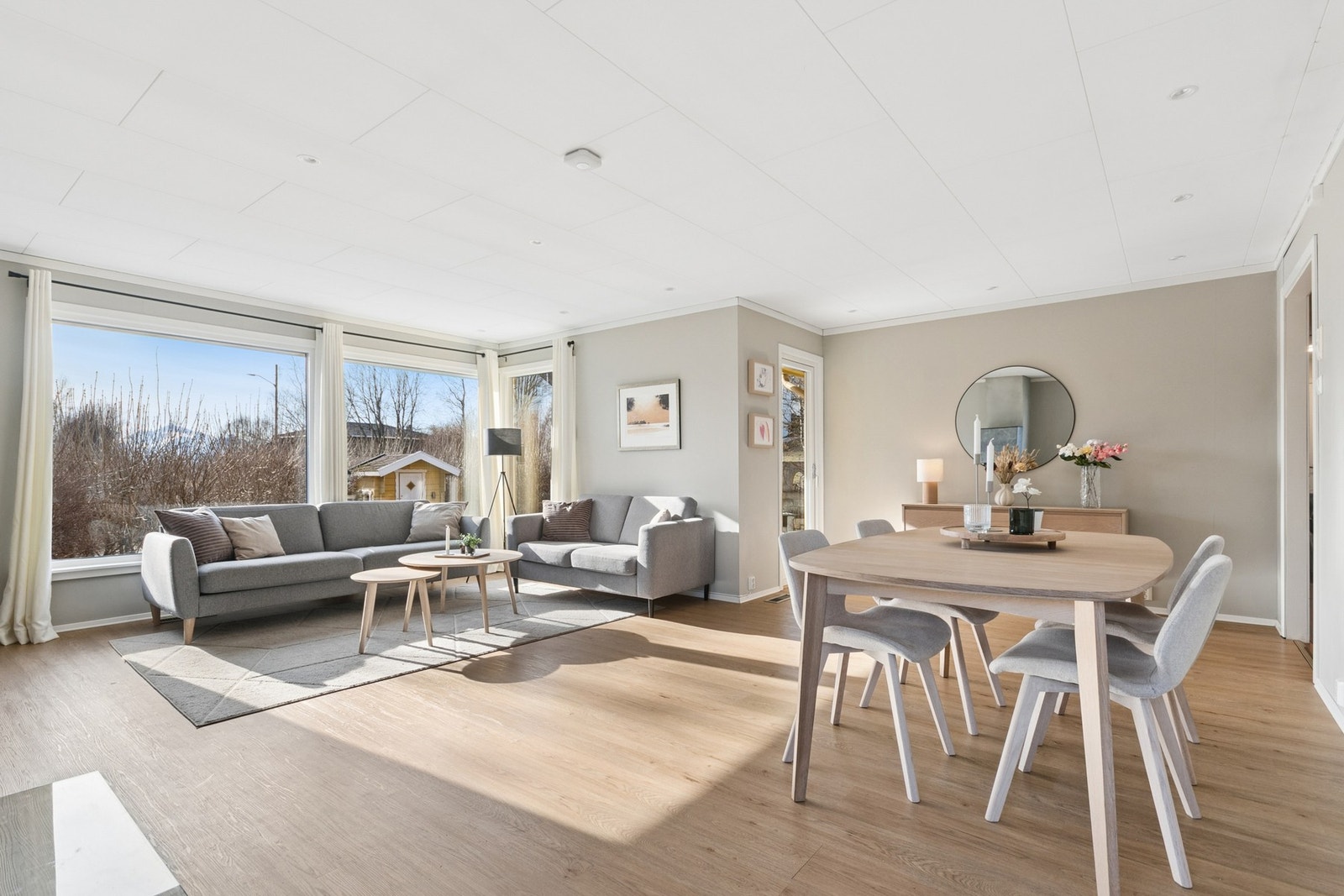 Stua er lys og romslig, med god møbleringsfrihet - slik at du enkelt innreder etter familiens ønske og behov. Galleribilde