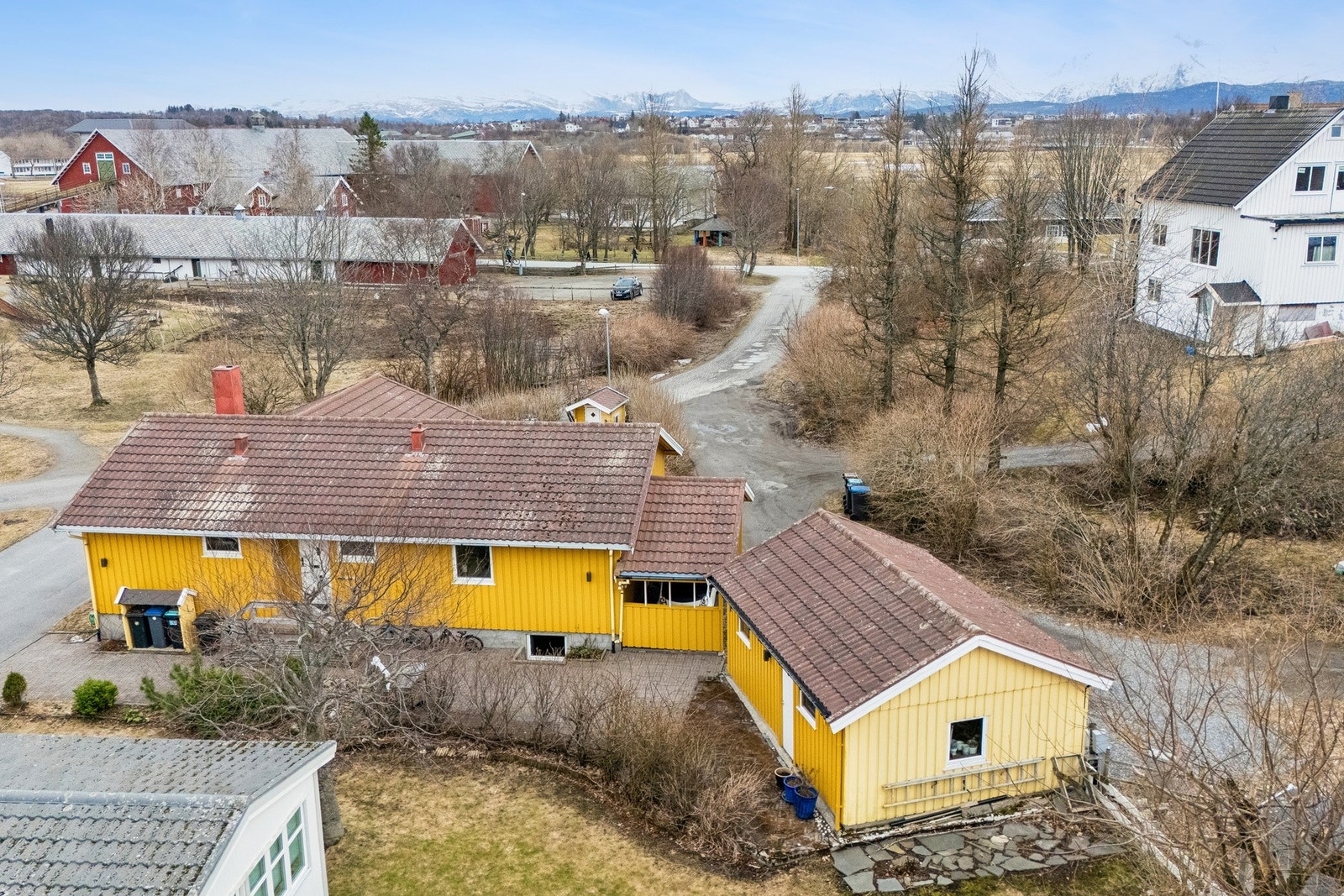 Boligen ble oppgradert i 2022 med nye vinduer i hele 1.etasje, ny verandadør, ny altandør og nye utelys. Galleribilde