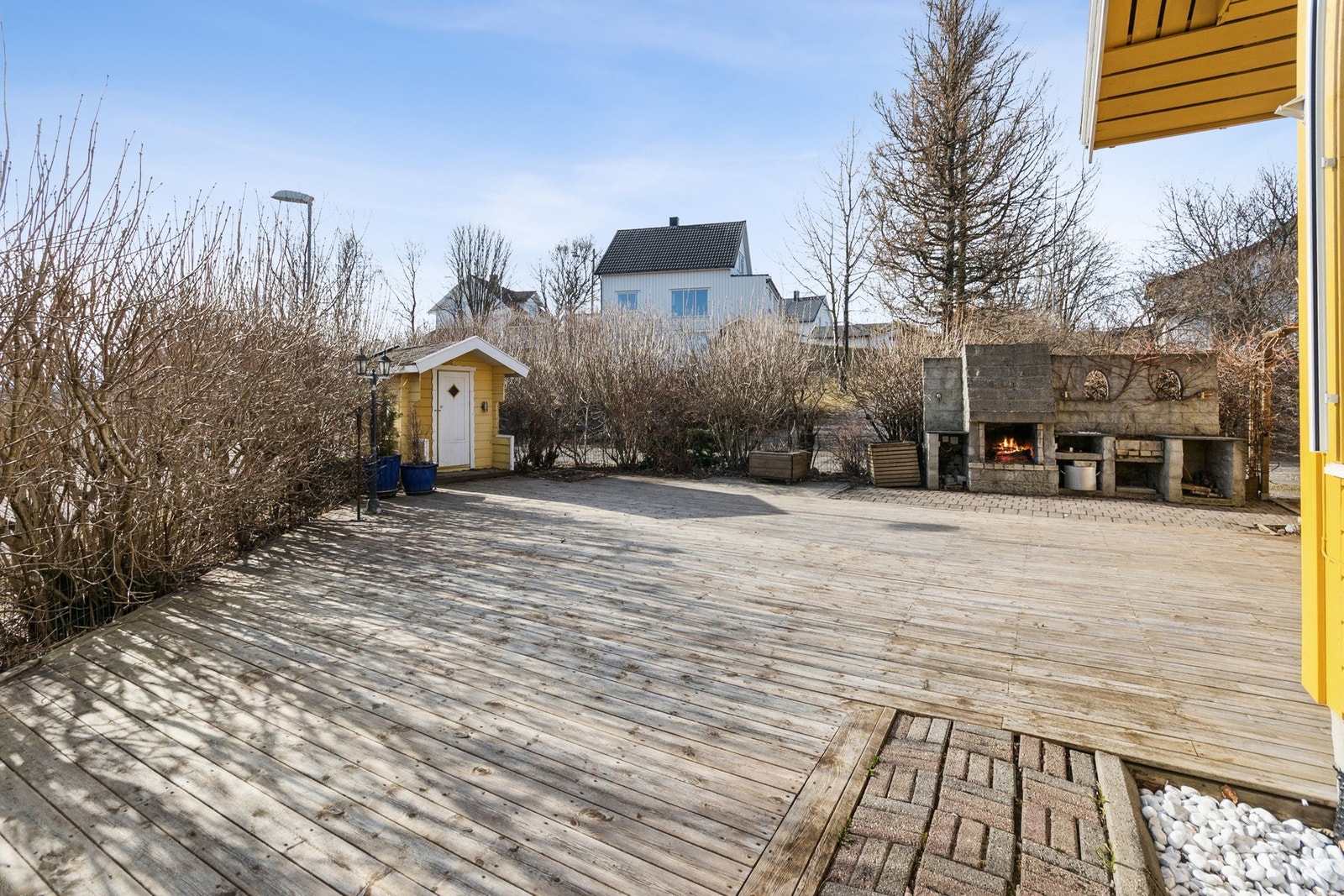 Uteområde. Når hekken "grønner til" blir dette et svært koselig, skjermet uteområde - med strålende sol- og lysforhold. Galleribilde