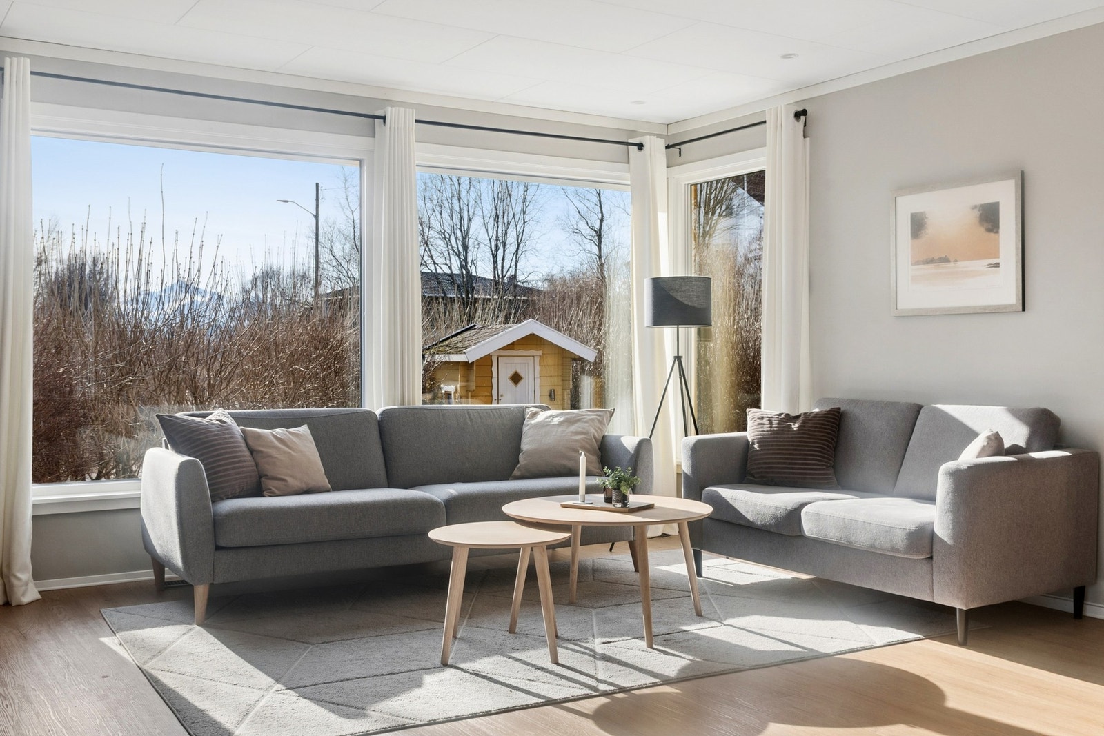 Det ble i 2022 etablert zip-screens (solskjerming) på stuevinduene. Galleribilde