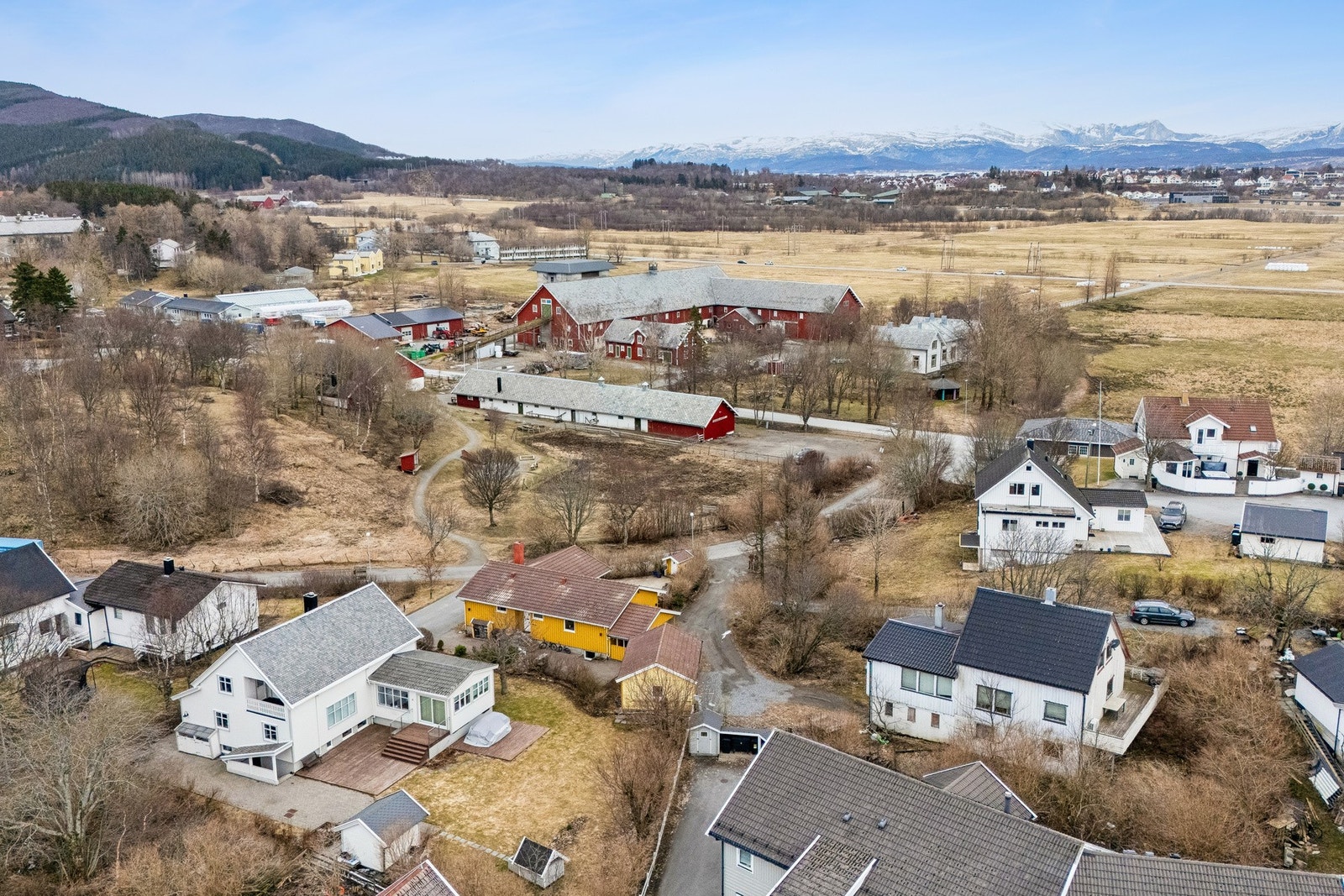 Fra eiendommen er det kort gangavstand til skoler, barnehager og dagligvarebutikk. Galleribilde