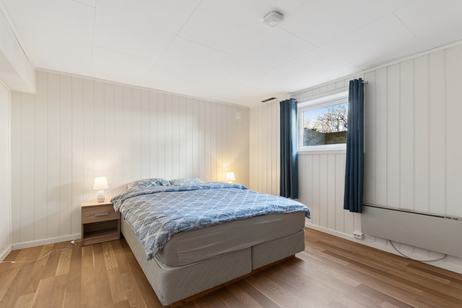 Kjelleretasjen er innredet uten søknad/godkjenning hos Bodø kommune. Se pkt "Innhold" i Salgsoppgave. Galleribilde