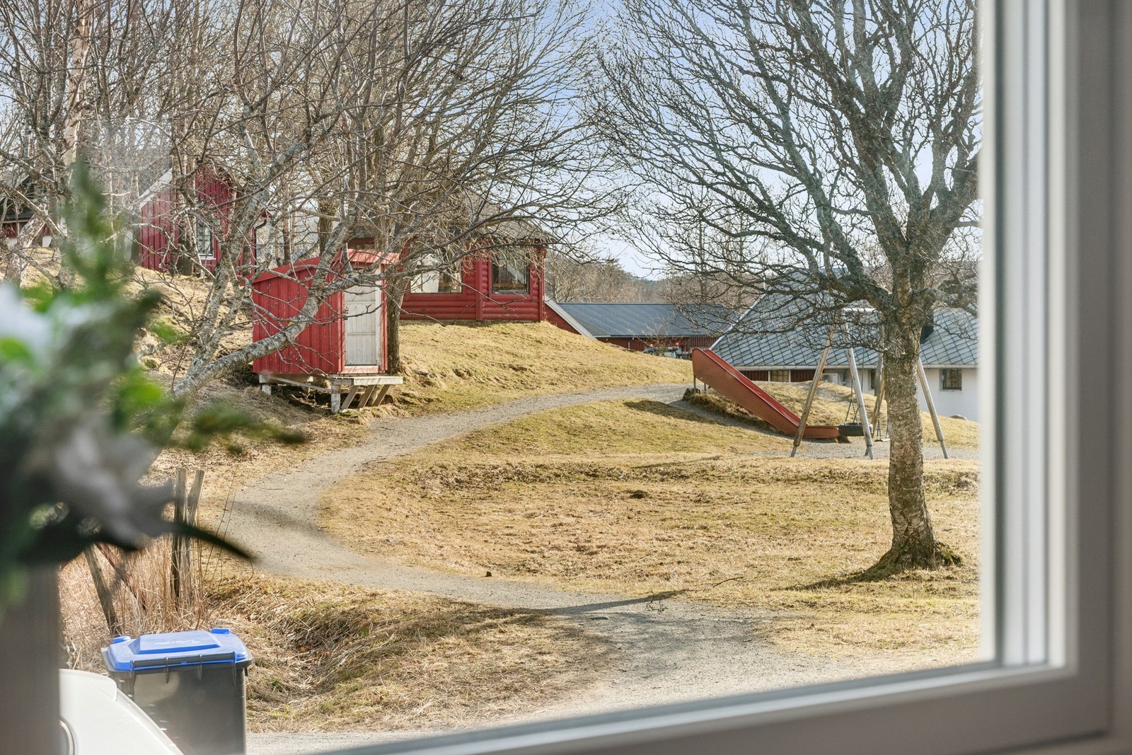 Utsikt mot grøntareal/lekeplass fra kjøkkenvinduet Galleribilde