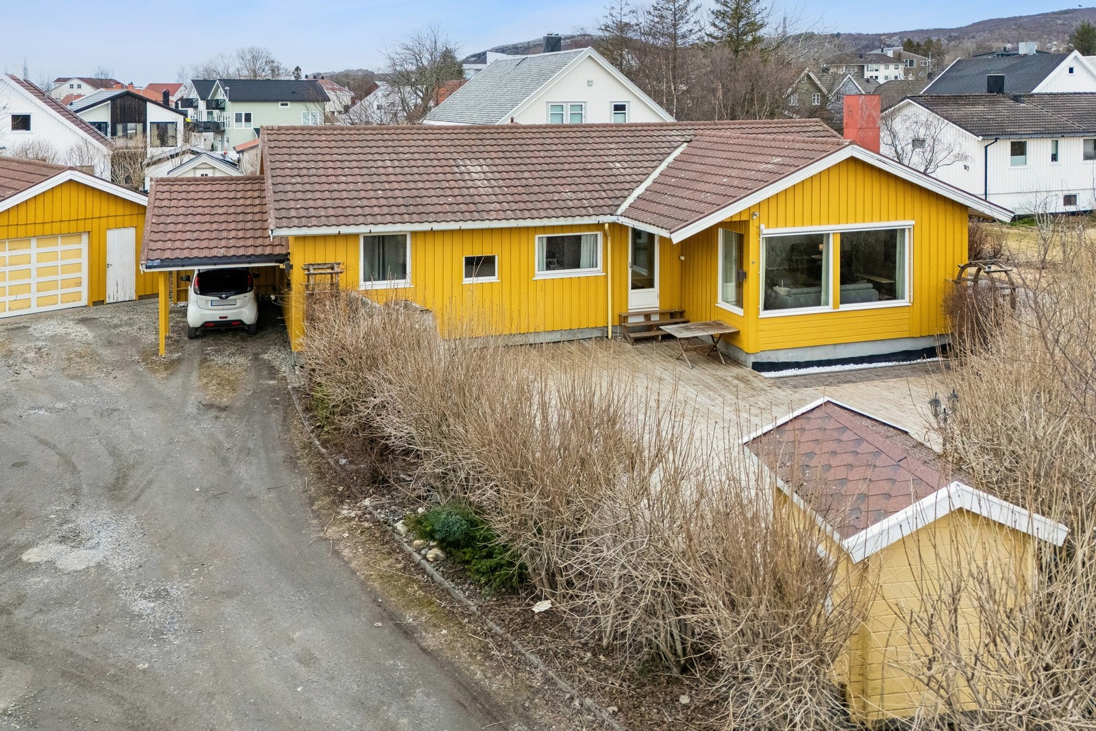 Eiendommen ligger svært fint til, med stille og rolige omgivelser - på hjørnetomt i blindvei. Galleribilde