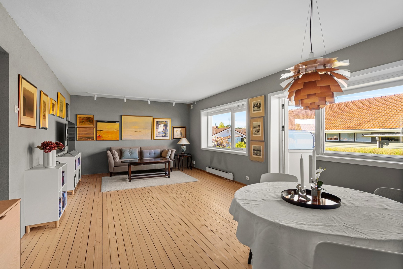 Stuen er romslig med god plass til sofagruppe og spisebord. Galleribilde