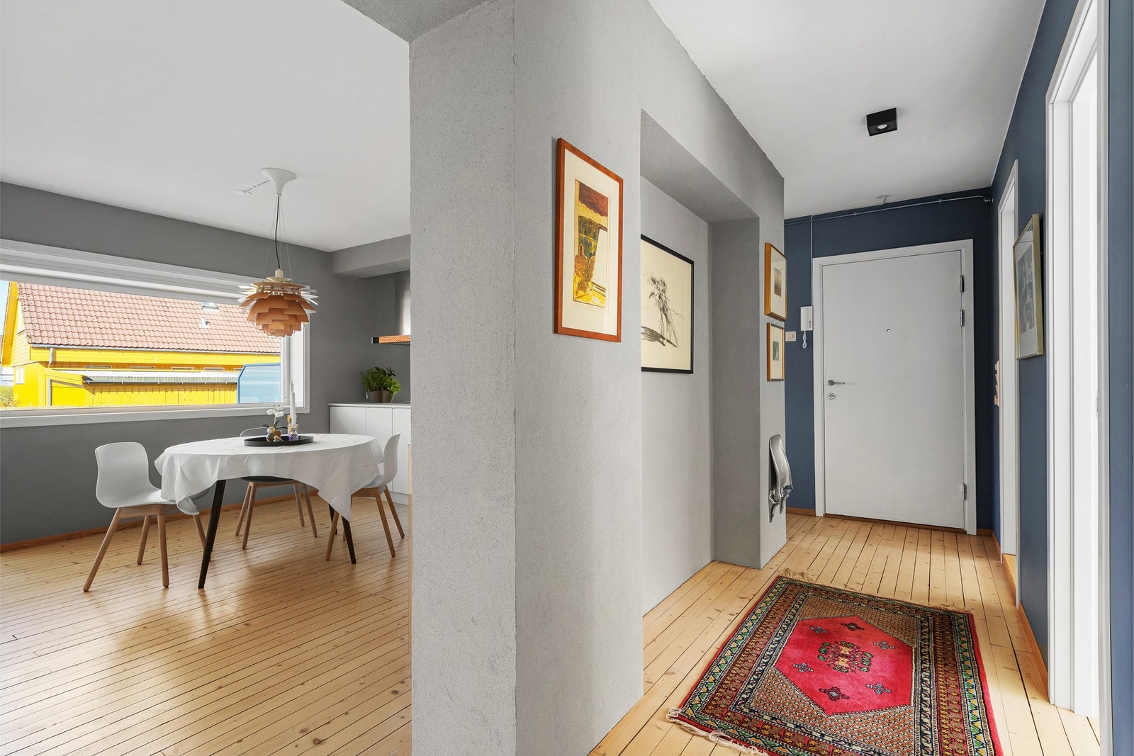 Romslig og innbydende entré. Galleribilde