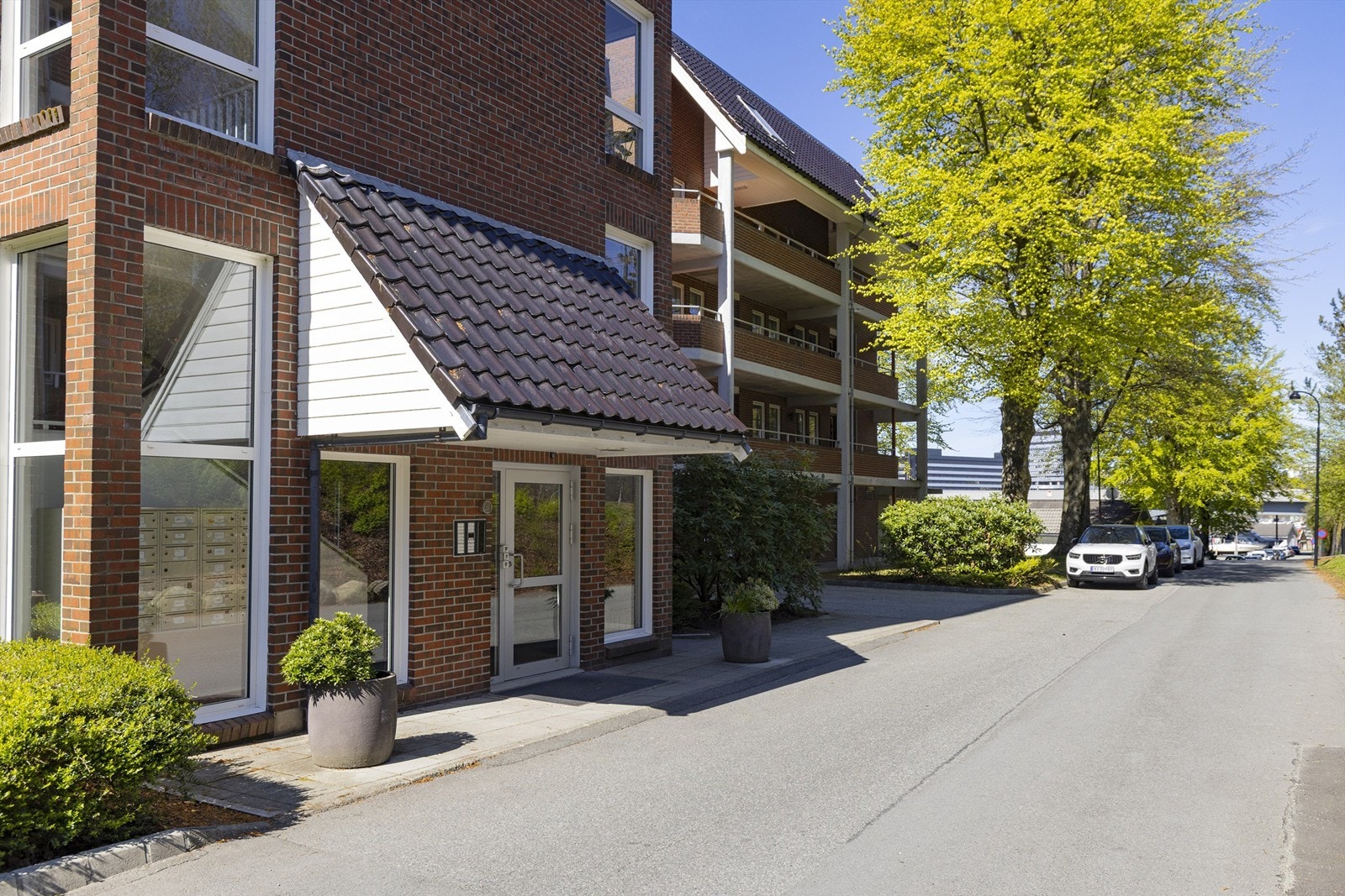 Rolig og etablert bomiljø som appellerer spesielt til voksne. Galleribilde