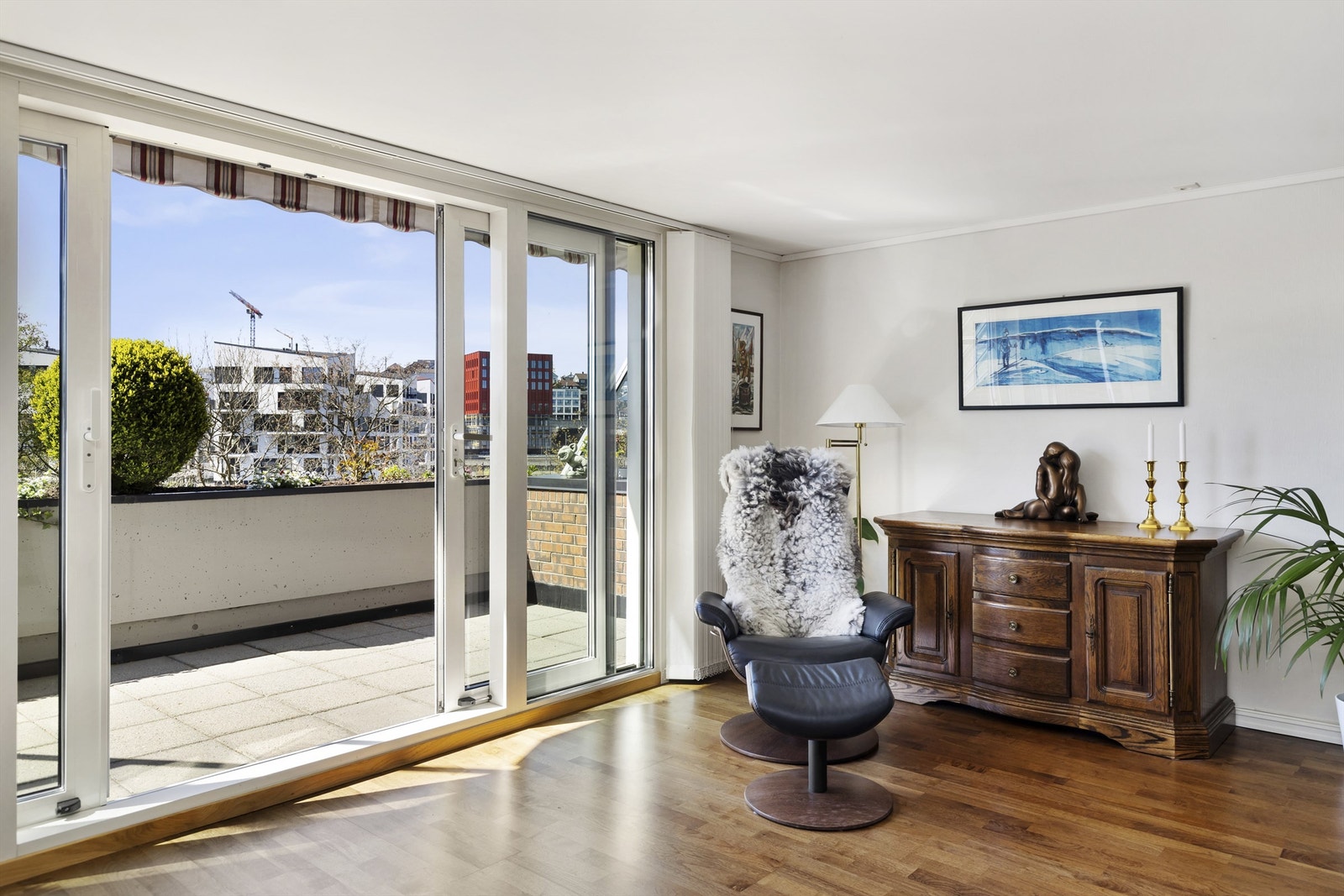De store glassflatene i skyvedøren gir en flott utsikt selv fra sofakroken. Galleribilde