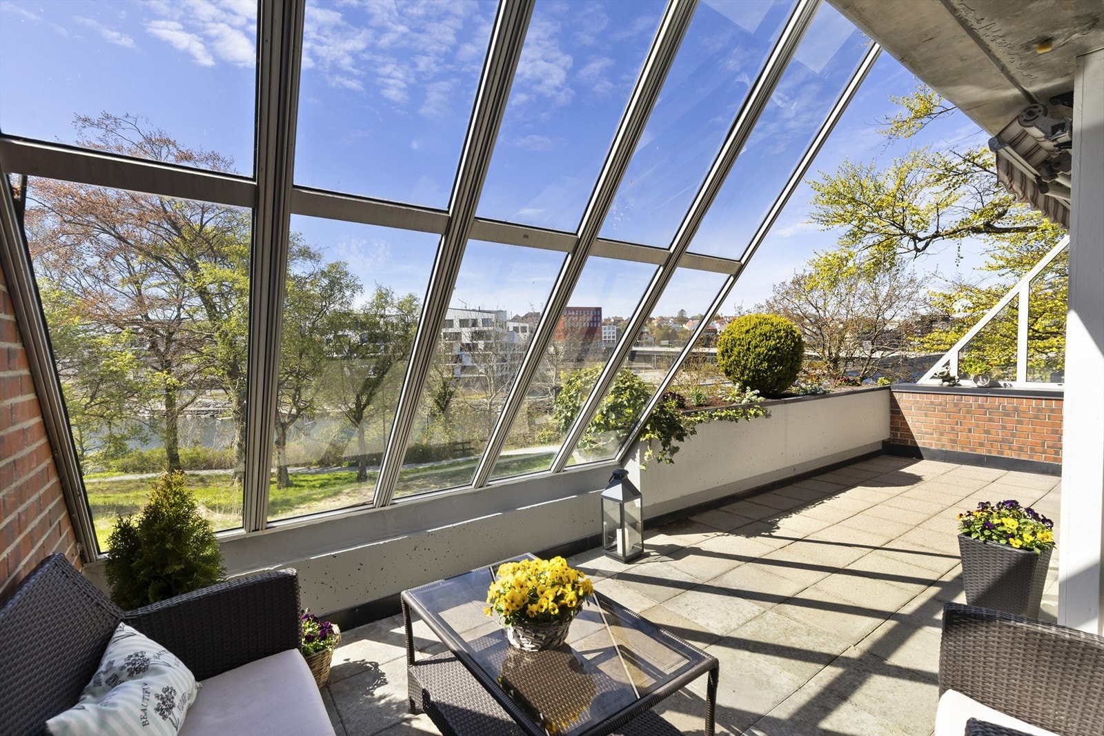 En del av balkongen er innglasset, noe som forlenger sesongen og gir en lun uteplass. Galleribilde