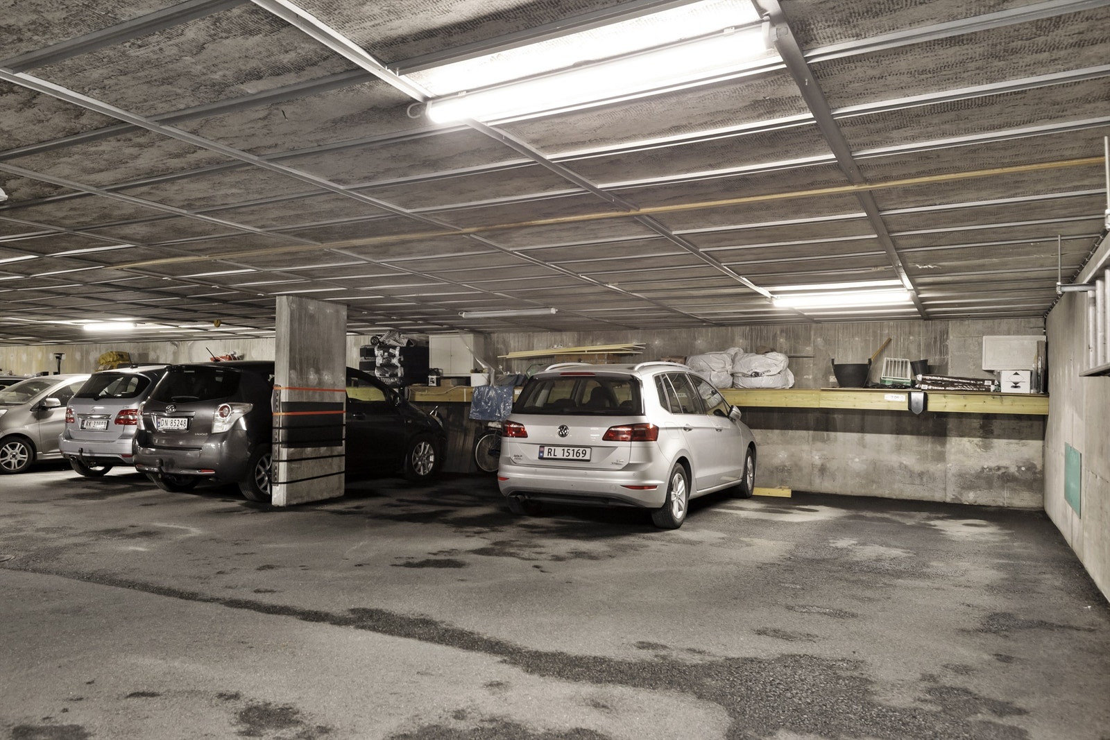Egen parkeringsplass i felles garasjeanlegg i underetasjen, med installert elbillader. Galleribilde