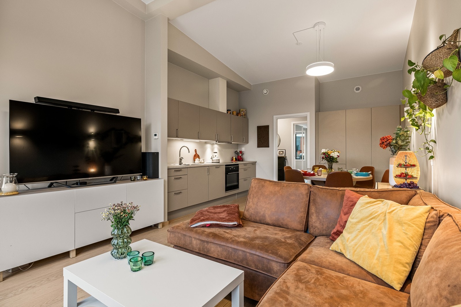 Stuen har god plass til en romslig sofagruppe og TV-møblement. Galleribilde