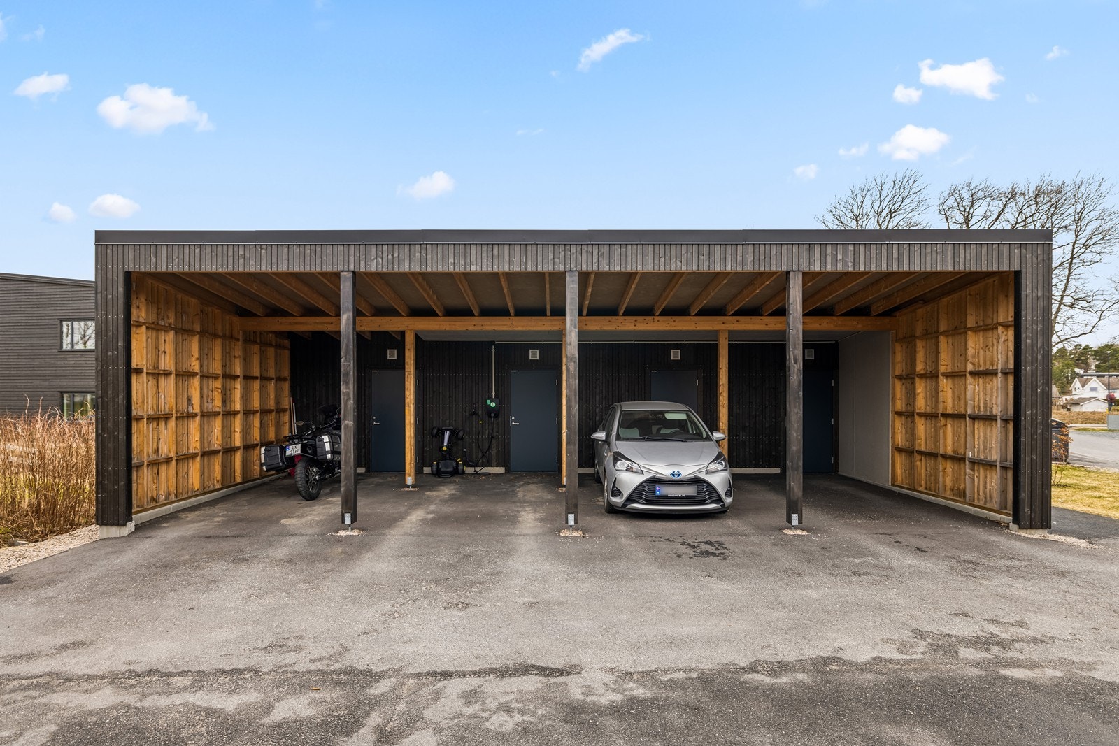 Leiligheten disponerer en fast plass i carportanlegg med elbil-lader, samt en tilhørende sportsbod. Galleribilde