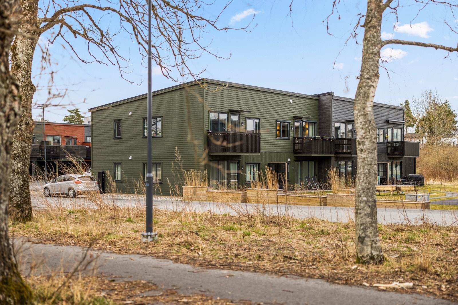 Fra eiendommen er det kort vei til skog og mark, med gode turmuligheter i nærområdet. Galleribilde