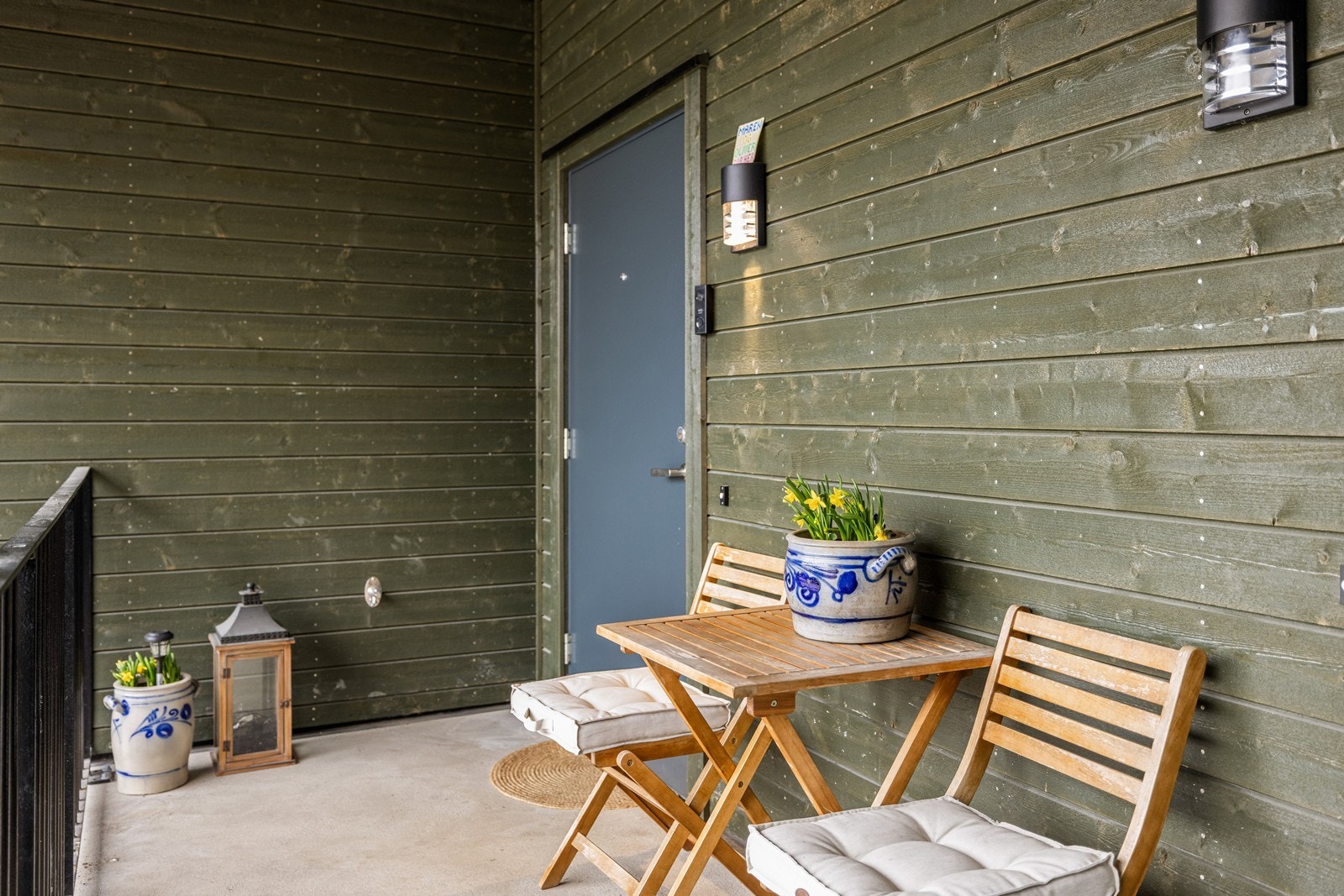 Leiligheten har en skjermet og overbygget inngang fra svalgangen, med plass til en liten sittegruppe. Galleribilde