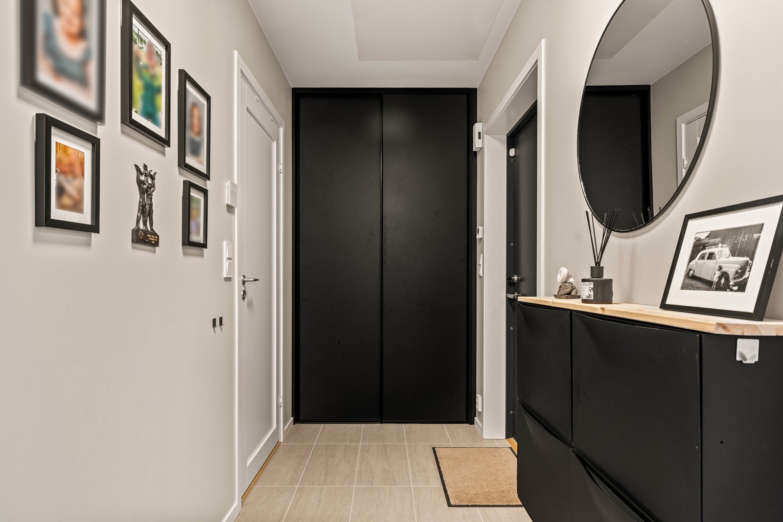Entréen har flislagt gulv og god plass til garderobeløsning for yttertøy og sko. Galleribilde