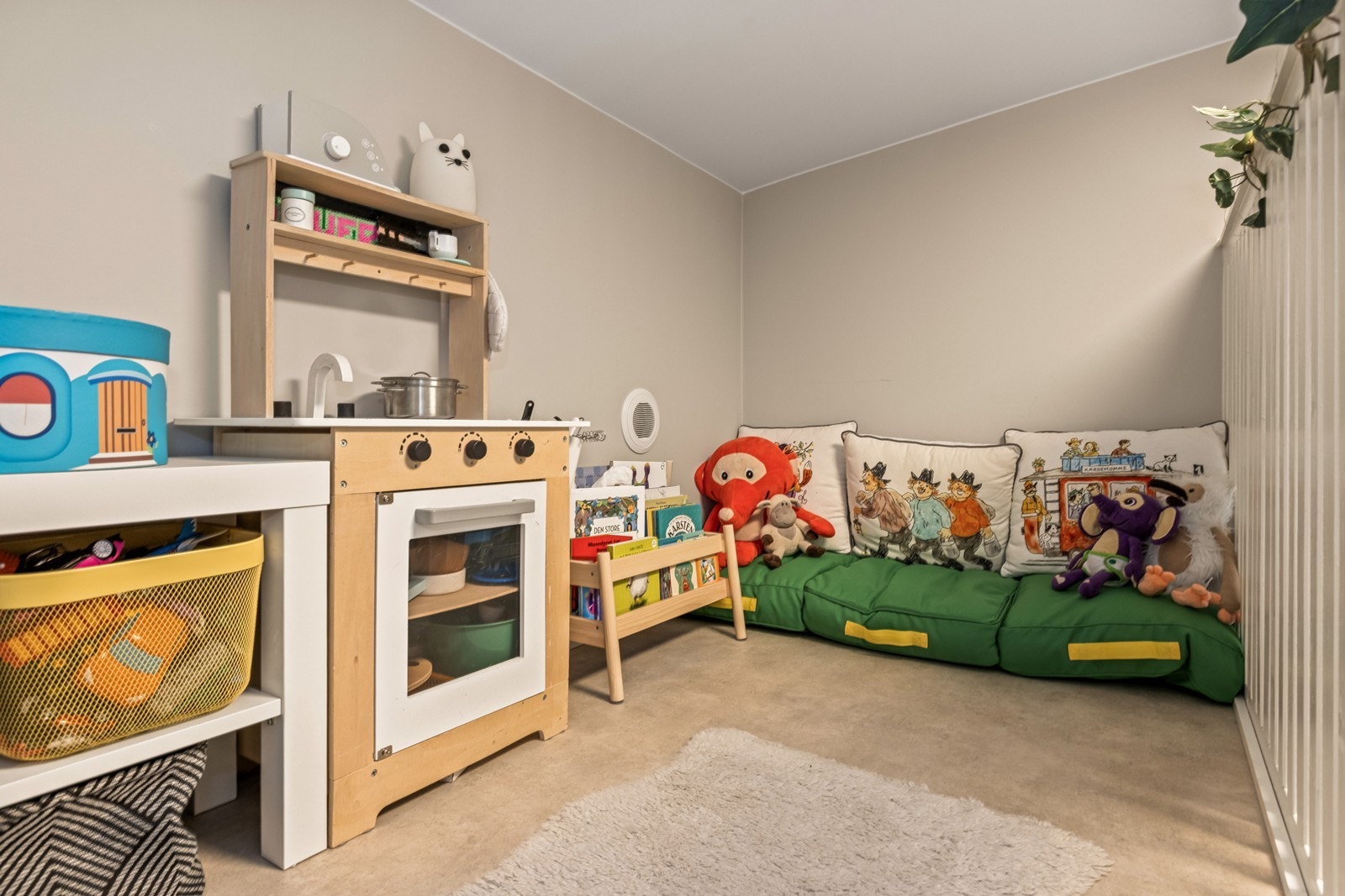 Hemsen gir en ekstra, adskilt sone som egner seg ypperlig som leke- eller soveplass. Galleribilde