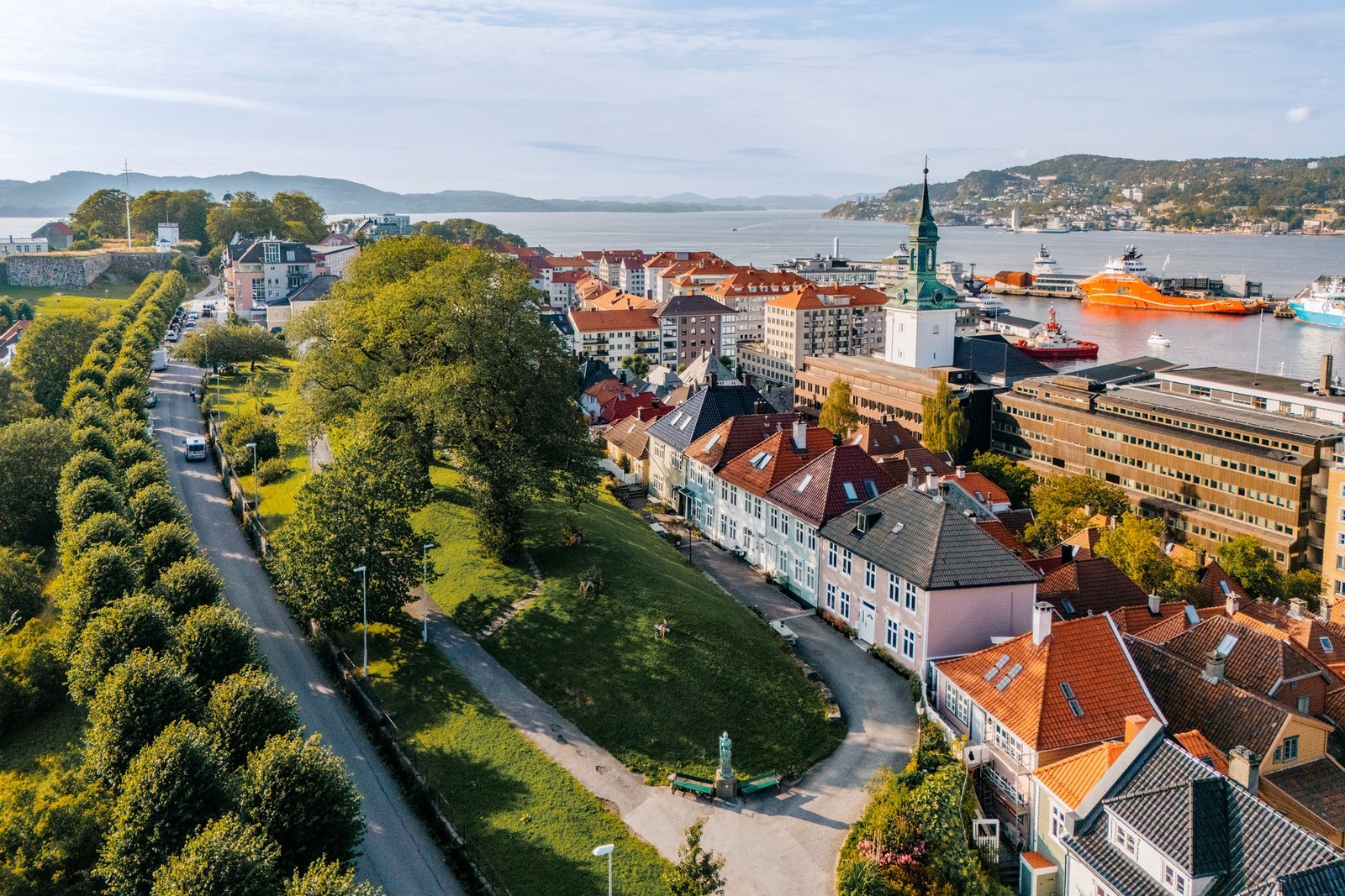 - Her bor du tilbaketrukket i et rolig og attraktivt boligområde, samtidig som du har byens pulserende sentrum kun en kort spasertur unna - Galleribilde