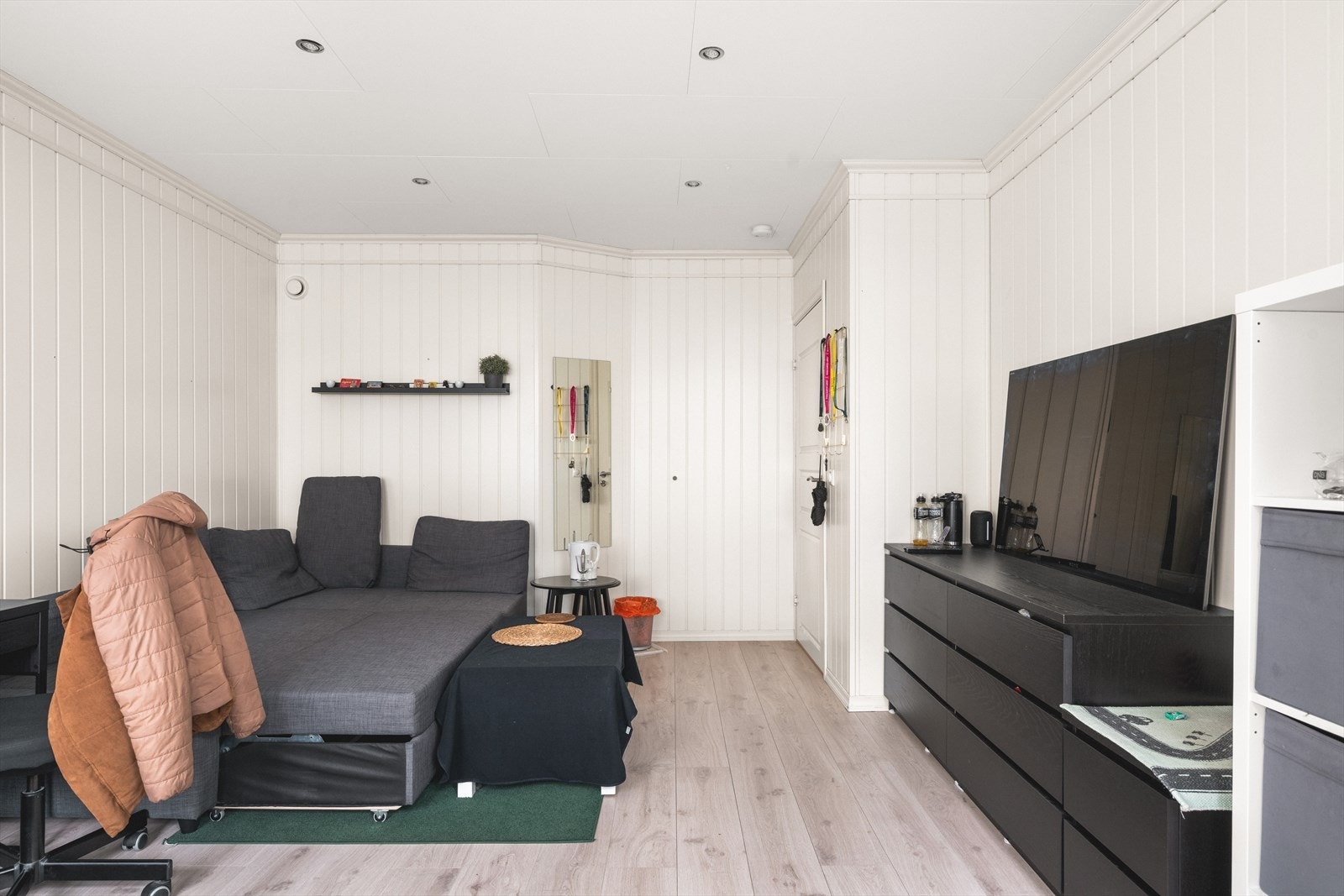 Rommet er av god størrelse og måler 17,6m² Galleribilde