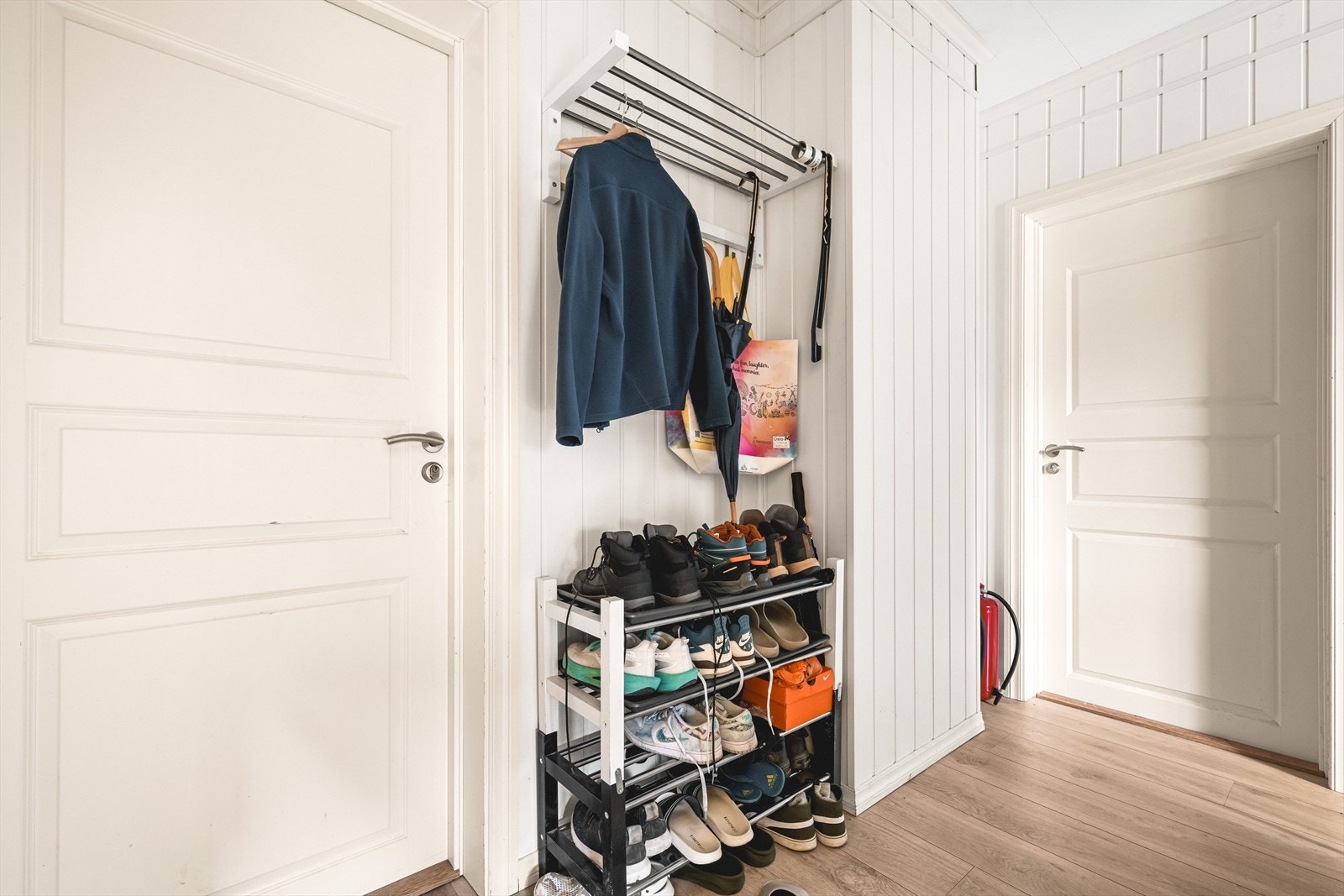 Gangen er på 9,7 m² og har gode muligheter til oppbevaring av yttertøy og sko. Galleribilde