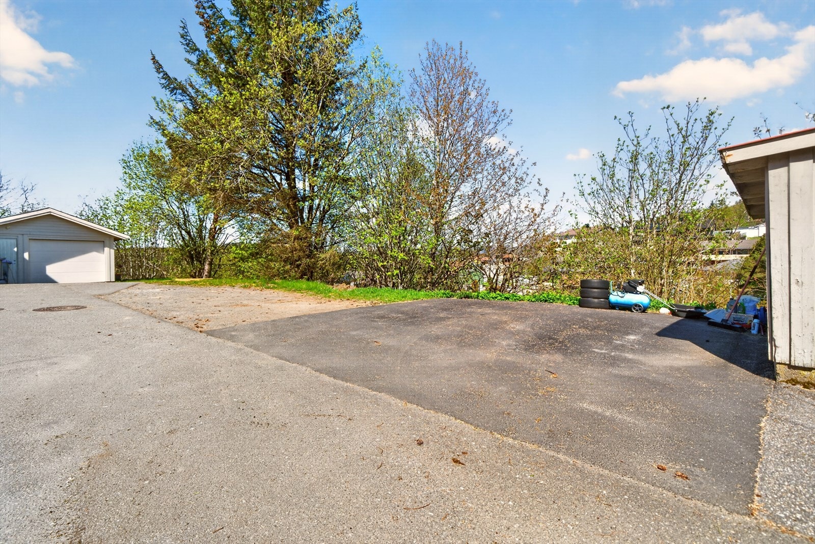 Parkeringsplass rett ved boligen. Galleribilde