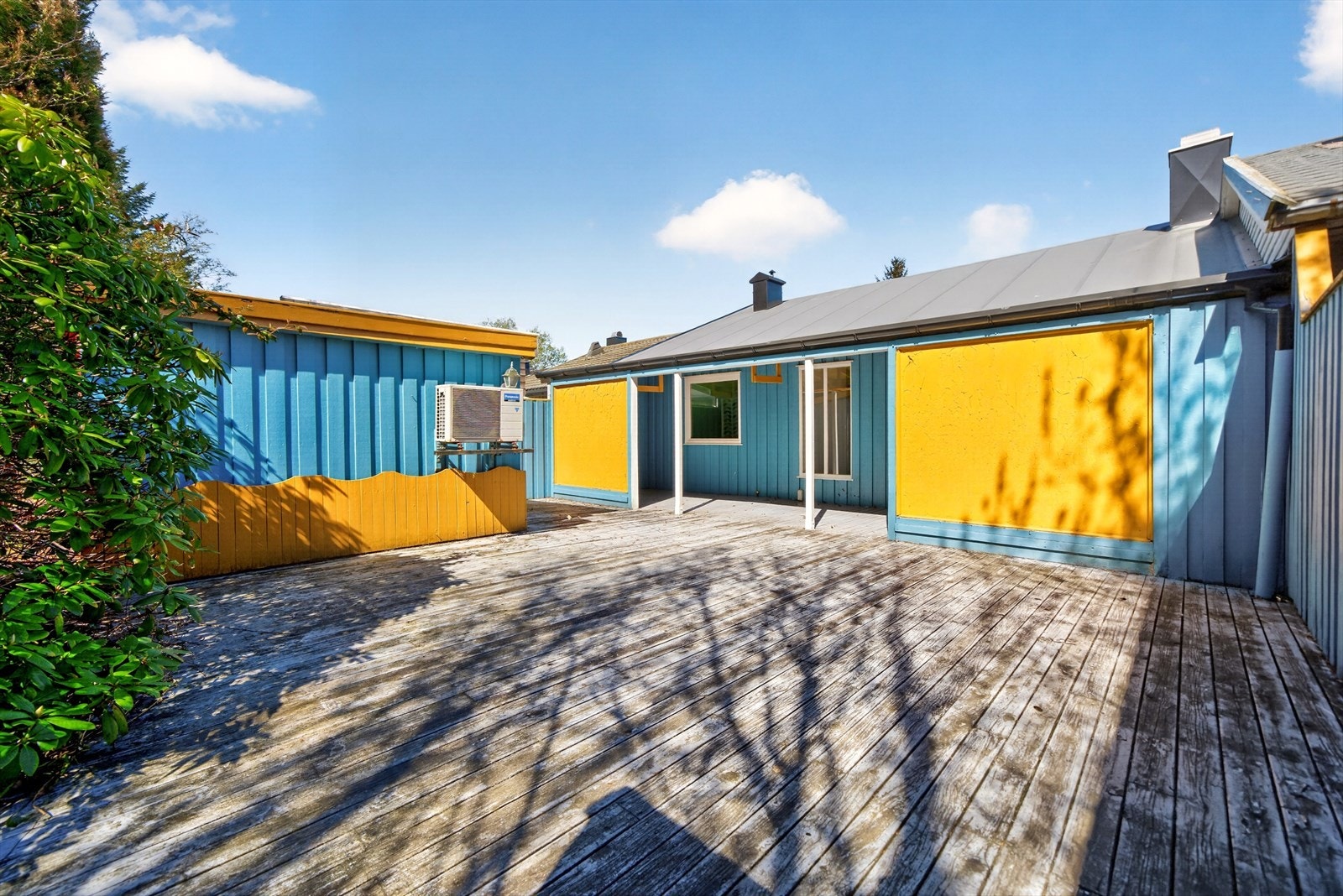 Solrik uteplass med mye boltreplass. Galleribilde