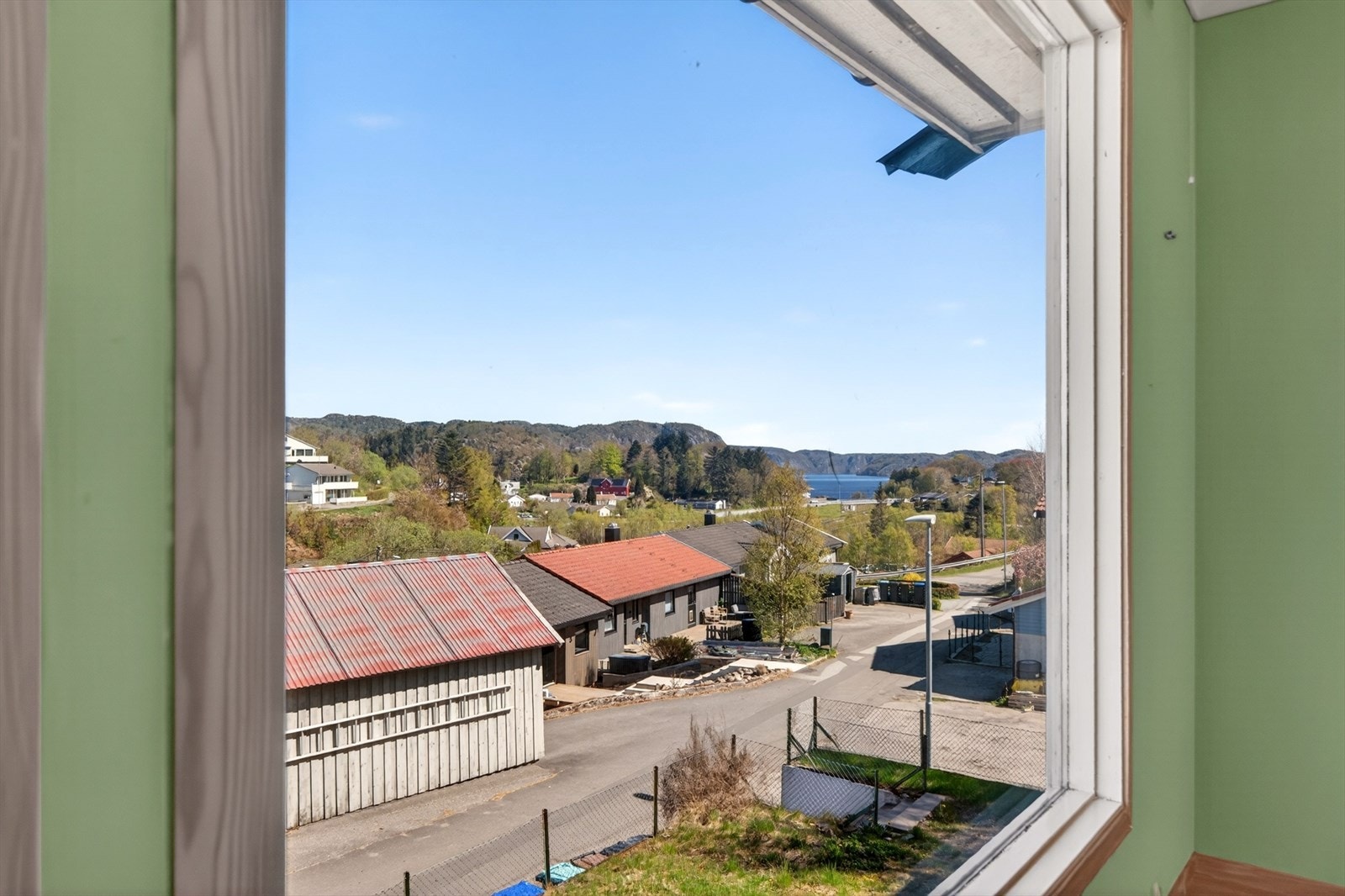 Utsikt mot Lyngdalsfjorden fra boligen. Galleribilde