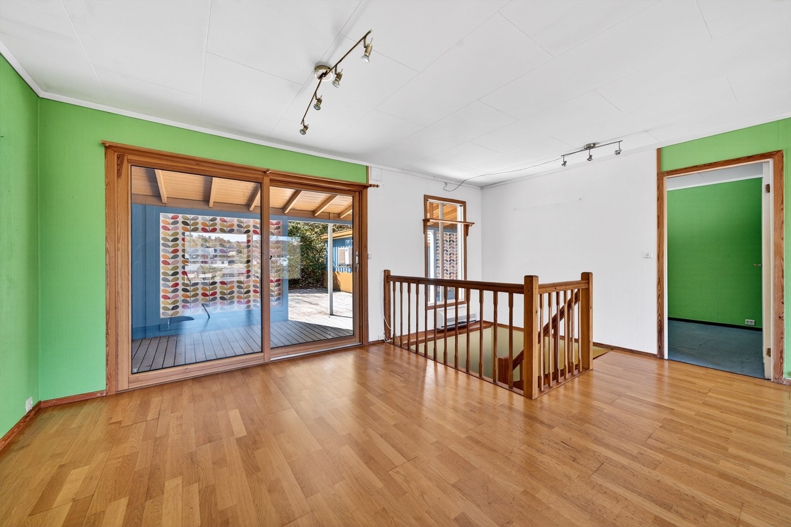 Stue i 1.etasje, med utgang til veranda og uteområde. Galleribilde