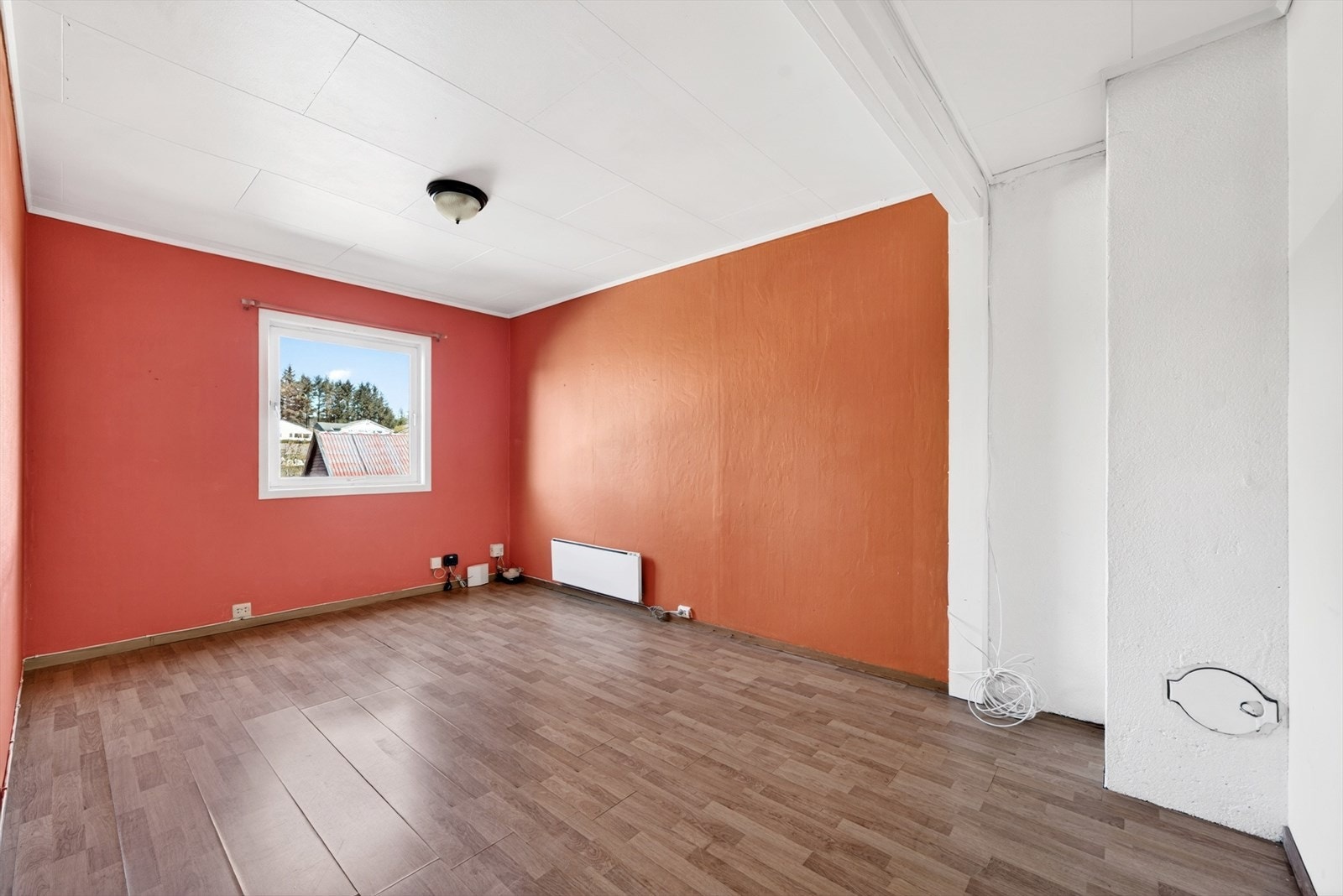 I kjellerstuen er det god plass til møblement. Fiber lagt inn. Galleribilde