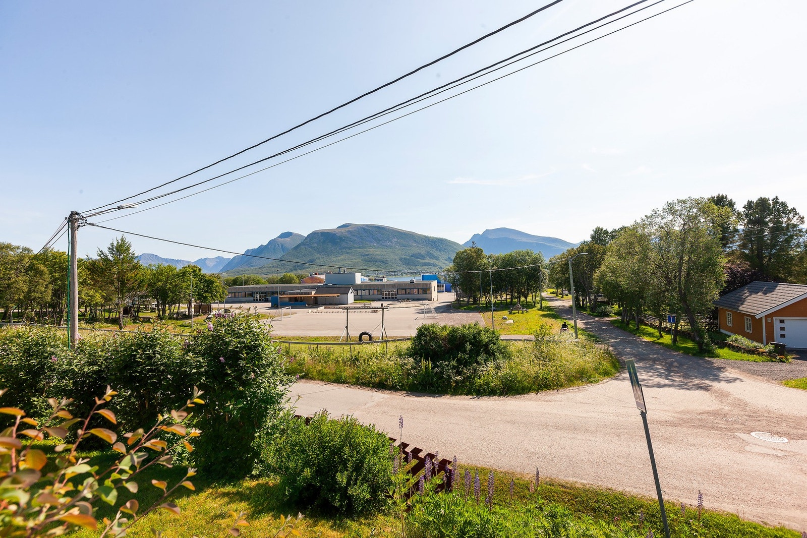 Fra stuen er det fin utsikt mot sundet og Hinnøyfjellene. Galleribilde