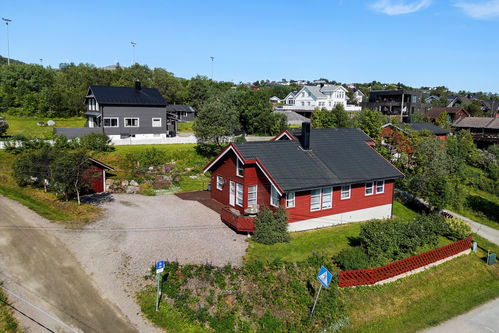 Velkommen til Rundheiveien 1! Arkitekttegnet enebolig med garasje. Galleribilde
